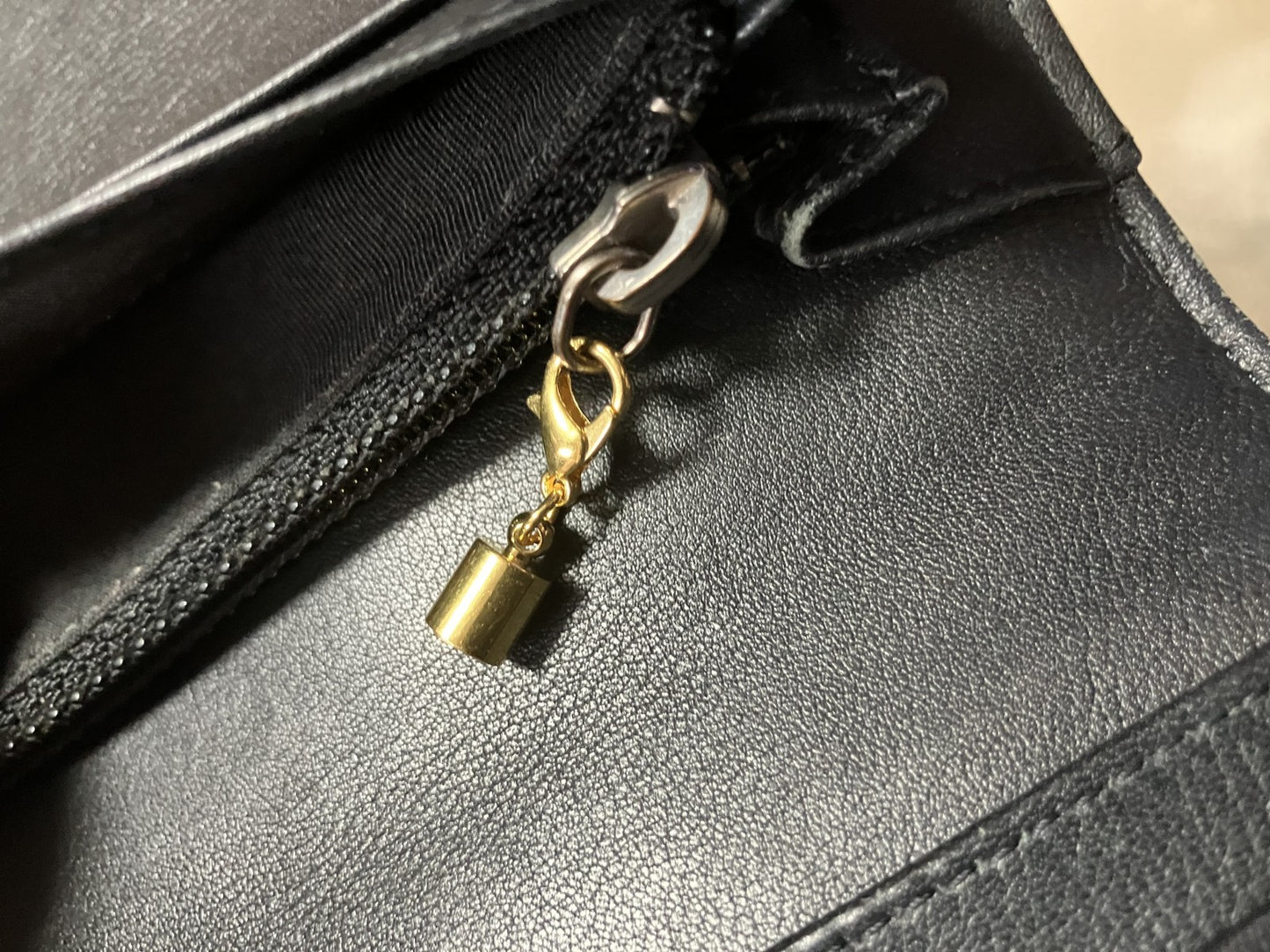 CHANEL กระเป๋าสตางค์พับยาวเคลือบอีนาเมล สีดำ