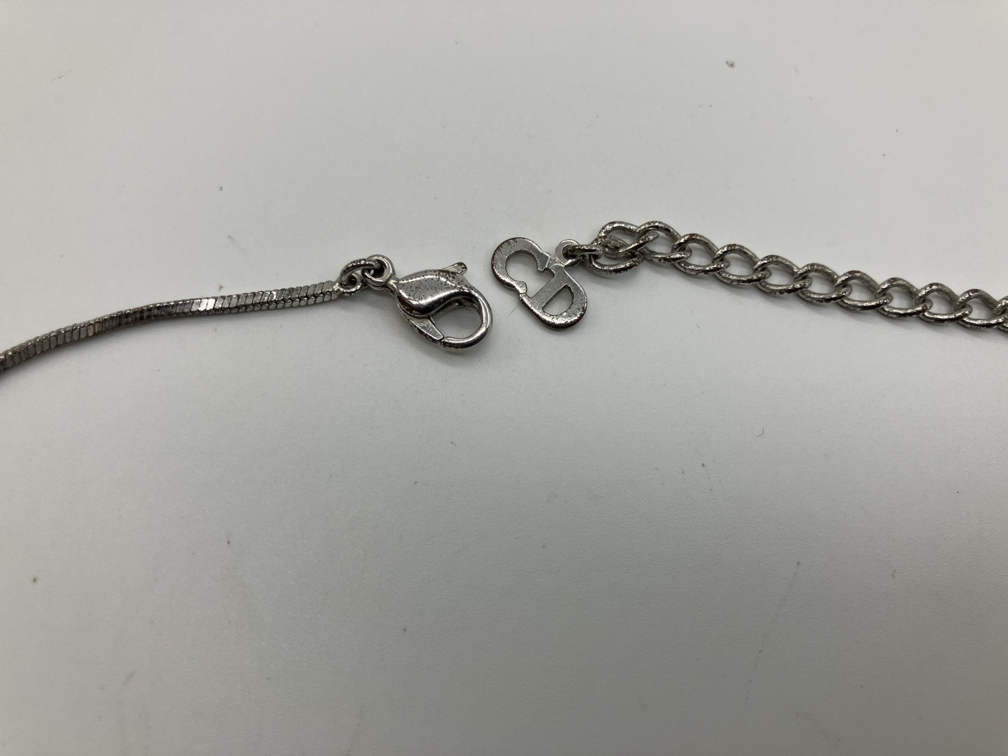 สร้อยคอ Christian Dior ขนาดคอประมาณ 42 ซม. (16.54 นิ้ว) สีชมพู มีกล่อง จัดส่งฟรี