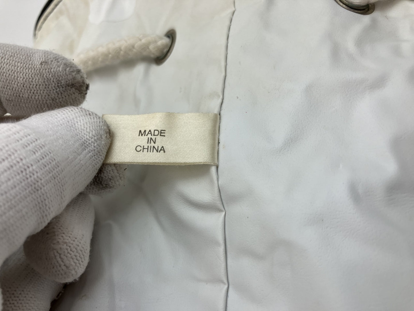 กระเป๋าใส่สระว่ายน้ำ CHANEL โลโก้ สูง 40 ซม. (15.75 นิ้ว) เส้นผ่านศูนย์กลาง 30 ซม. (11.81 นิ้ว) กระเป๋าสะพายไหล่เชือกรูดสีดำ จัดส่งฟรี