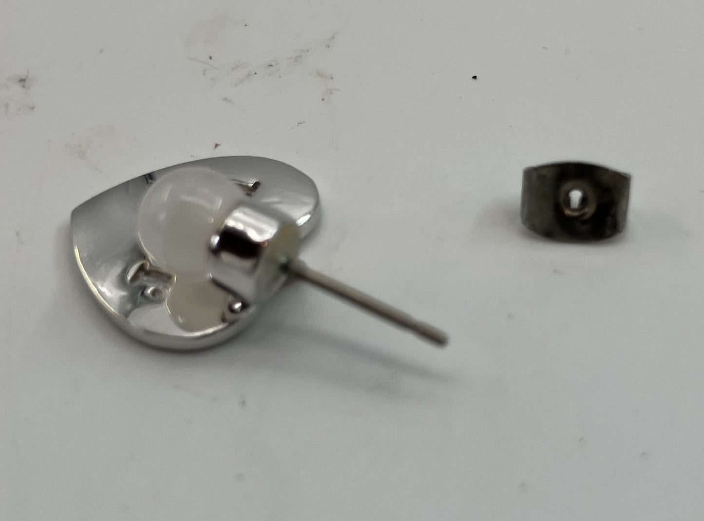 ต่างหู Christian Dior ปลอมไข่มุกรูปหัวใจ กว้างประมาณ 1.5 ซม. ข้างเดียว จัดส่งฟรี