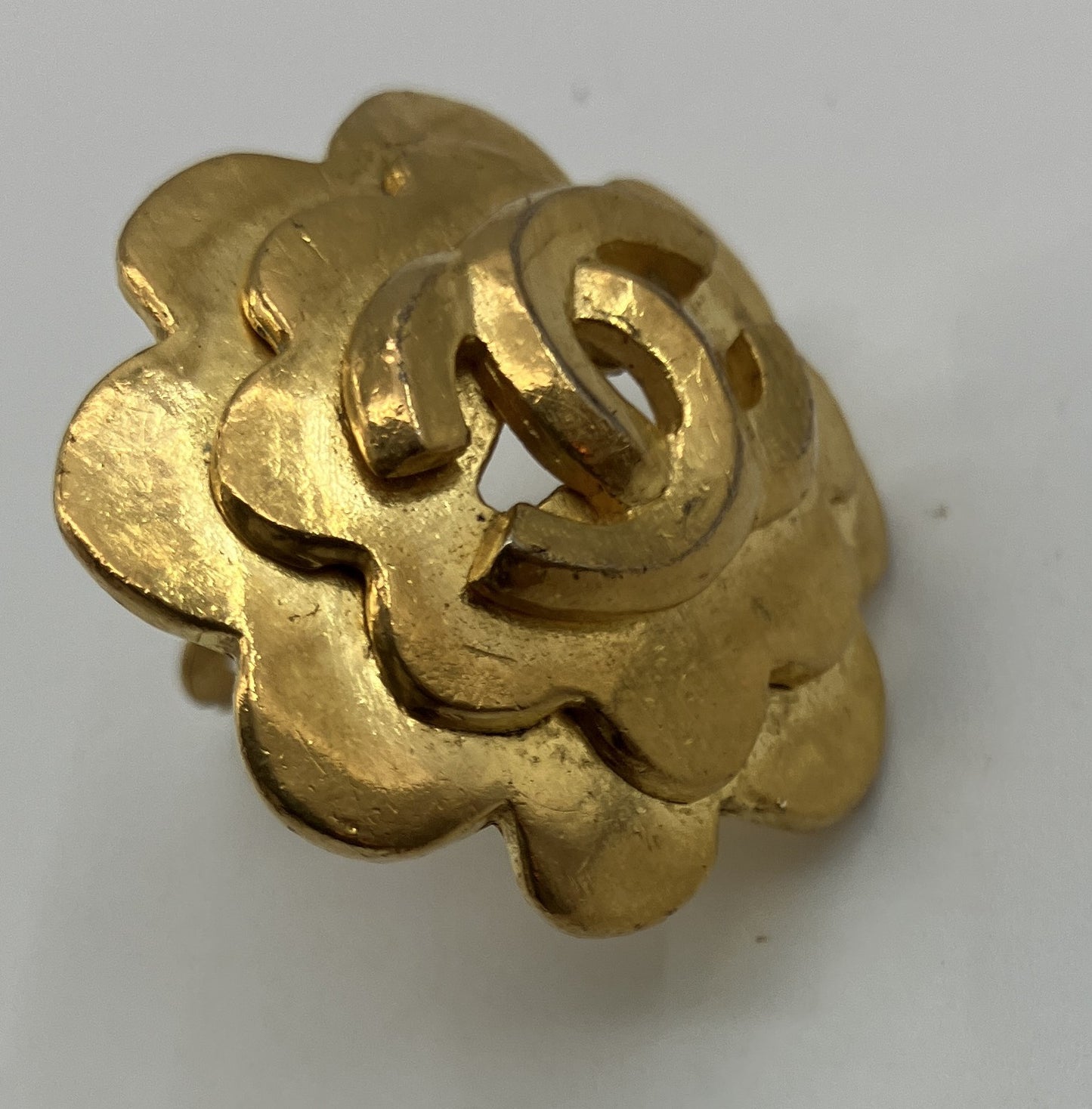 CHANEL 96P Camellia CC Gold-Tone Clip-On Earring Single 3cm Vintage