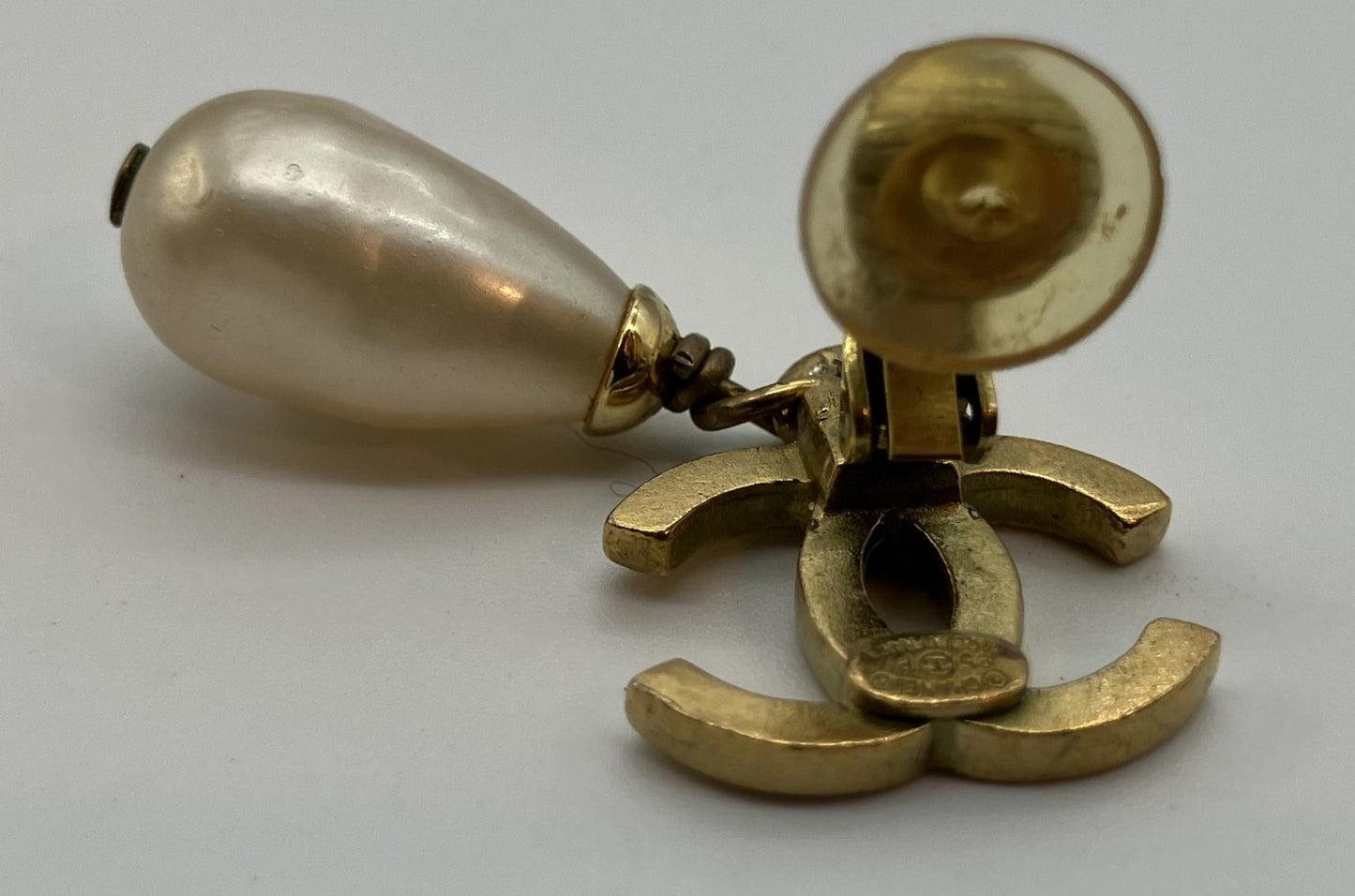 Chanel Coco Mark synthetic Pearl Earrings GP 95/P Gold One Side Only