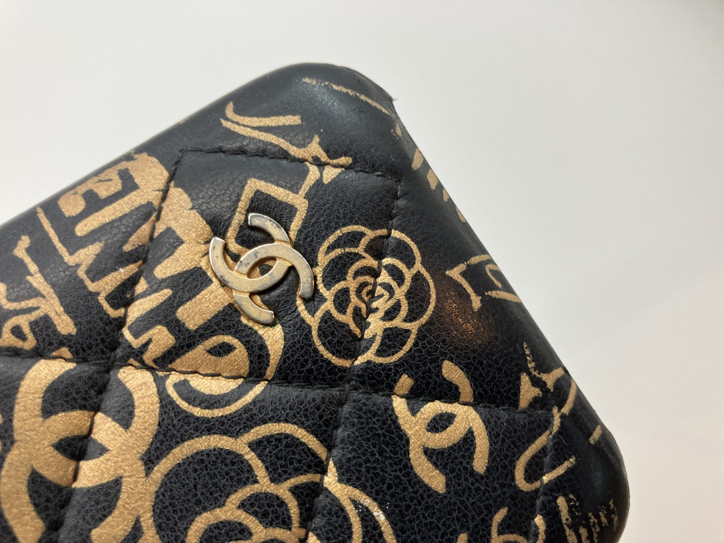 CHANEL Lambskin iPhone X / XS Case Graffiti Logo Black Gold – Authentic