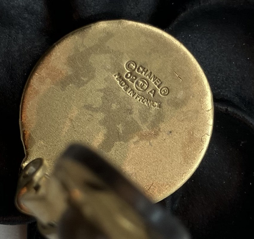 CHANEL 02A ต่างหู Coco Camellia (ชิ้นเดียว) สีดำ จัดส่งฟรี