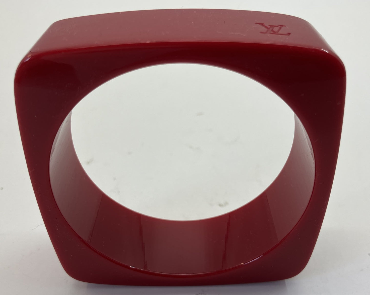 กำไลข้อมือ Louis Vuitton เส้นผ่านศูนย์กลางภายใน 6.5 ซม. (2.56 นิ้ว) ความยาวและความกว้าง 7.5 ซม. (2.95 นิ้ว) จัดส่งฟรี