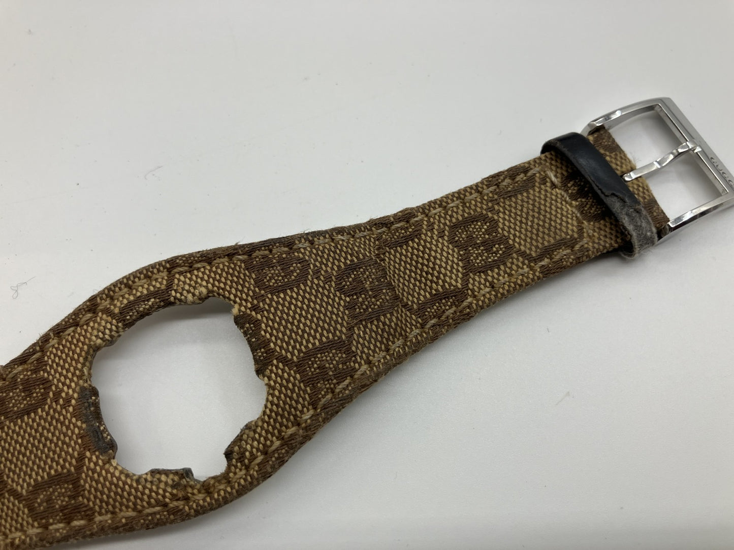 Gucci GG Canvas G Bandeau Ladies Watch หน้าปัดสีเงิน ควอตซ์ สายสำรอง กล่อง เคส พร้อมใบรับประกัน ความกว้างเคสประมาณ 31 มม. เส้นรอบวงแขนประมาณ 17 ซม. จัดส่งฟรี 