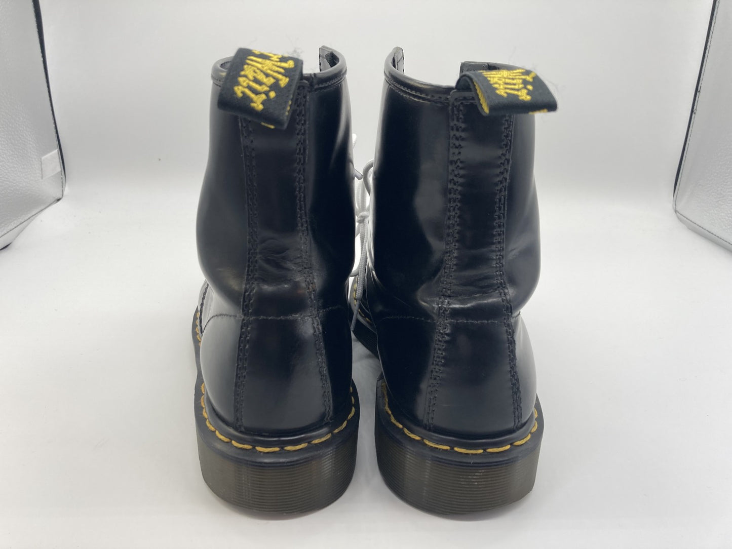 รองเท้าบูท Dr. Martens แบบผูกเชือก 8 รูพร้อมเชือกสำรอง 