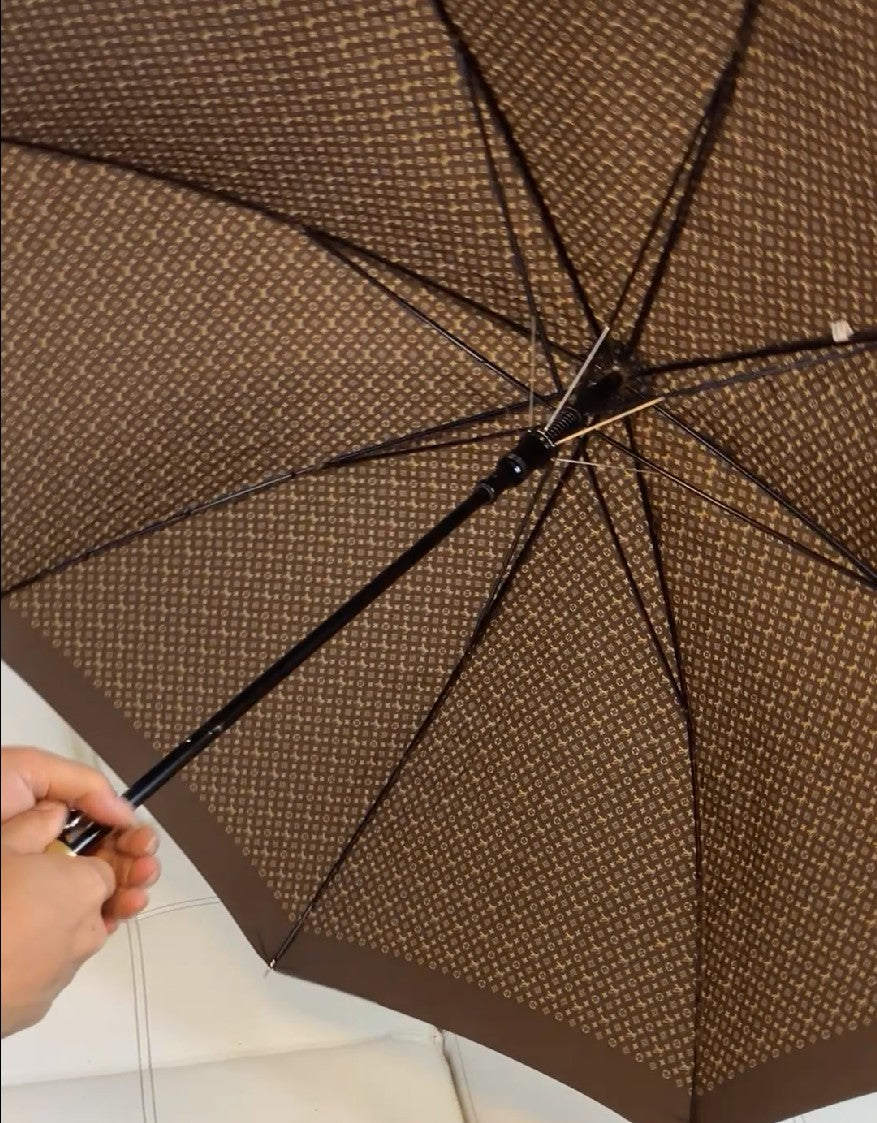 Louis Vuitton Monogram Long Umbrella, Wooden Handle, Made in France, Vintage Umbrella, Men's/Women's, Rain Umbrella, Brown, Louis Vuitton, Shows signs of use, but works well.