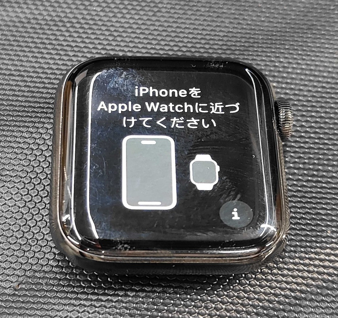 Apple Watch Series 5 40mm GPS Space Gray Aluminum A2156 Battery 70% Charger