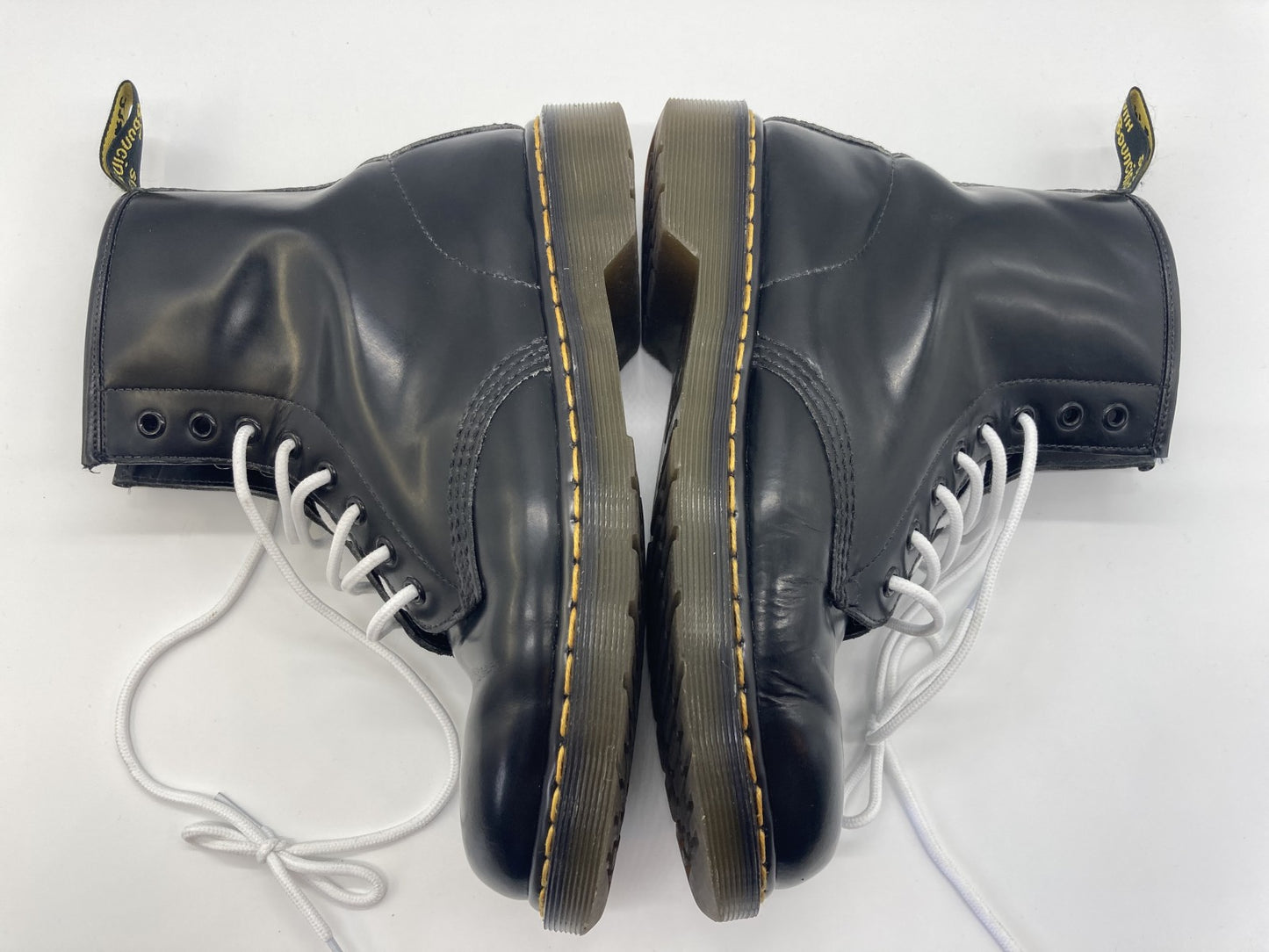 รองเท้าบูท Dr. Martens แบบผูกเชือก 8 รูพร้อมเชือกสำรอง 