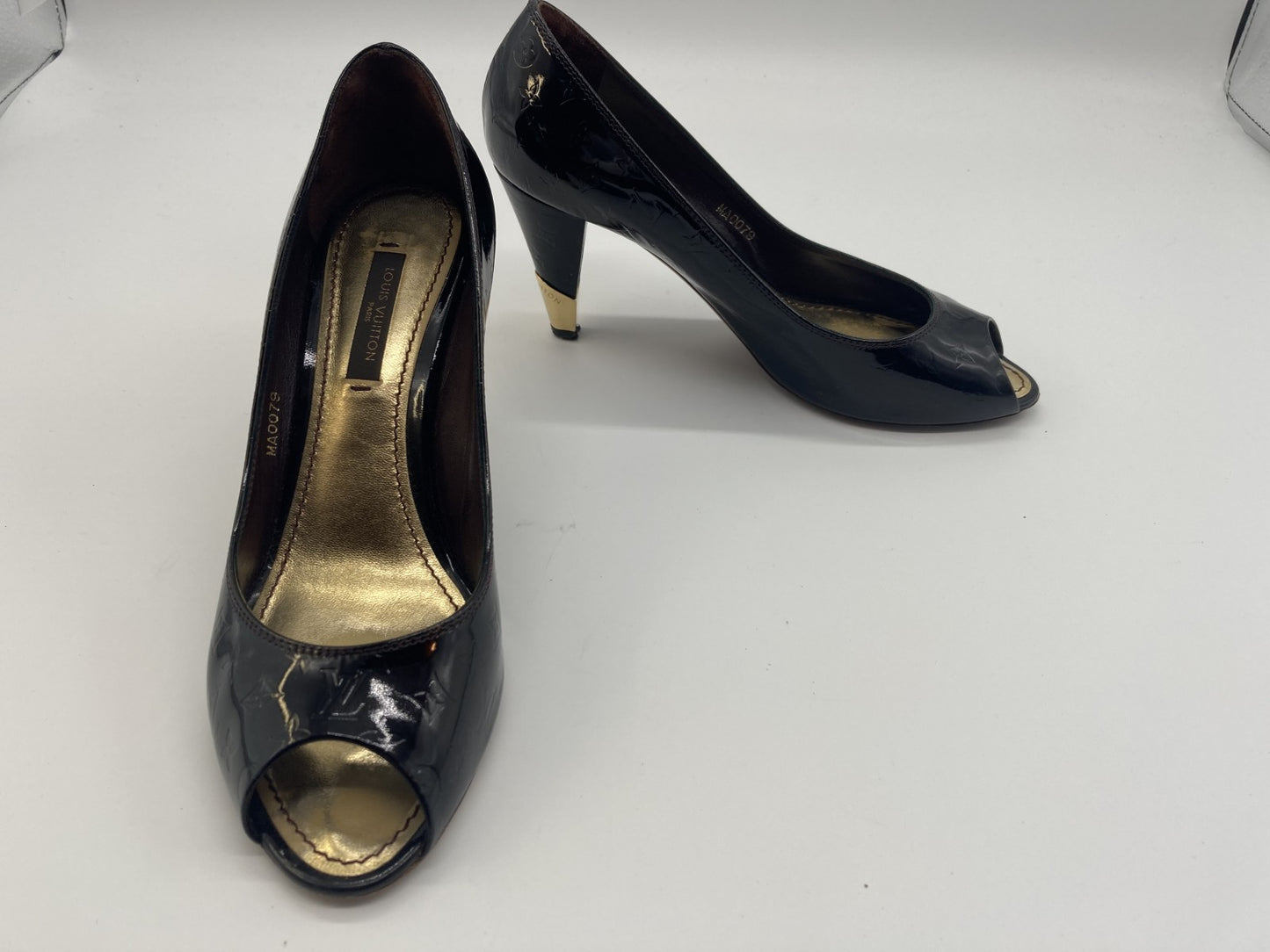 รองเท้าส้นสูงทรงหัวเปิดหนังสิทธิบัตร Louis Vuitton 2009 ไซส์ 35 สำหรับผู้หญิง สีดำ MA0079 กระเป๋าทรงกล่องโมโนแกรม พร้อมบริการยกเปลี่ยนฟรี 