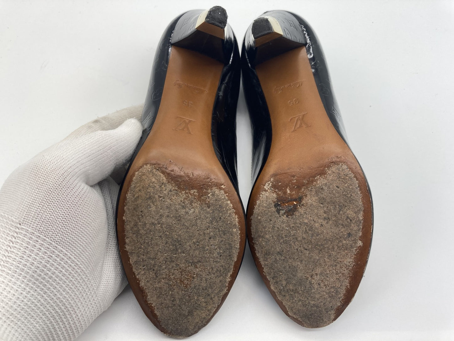 รองเท้าส้นสูงทรงหัวเปิดหนังสิทธิบัตร Louis Vuitton 2009 ไซส์ 35 สำหรับผู้หญิง สีดำ MA0079 กระเป๋าทรงกล่องโมโนแกรม พร้อมบริการยกเปลี่ยนฟรี 