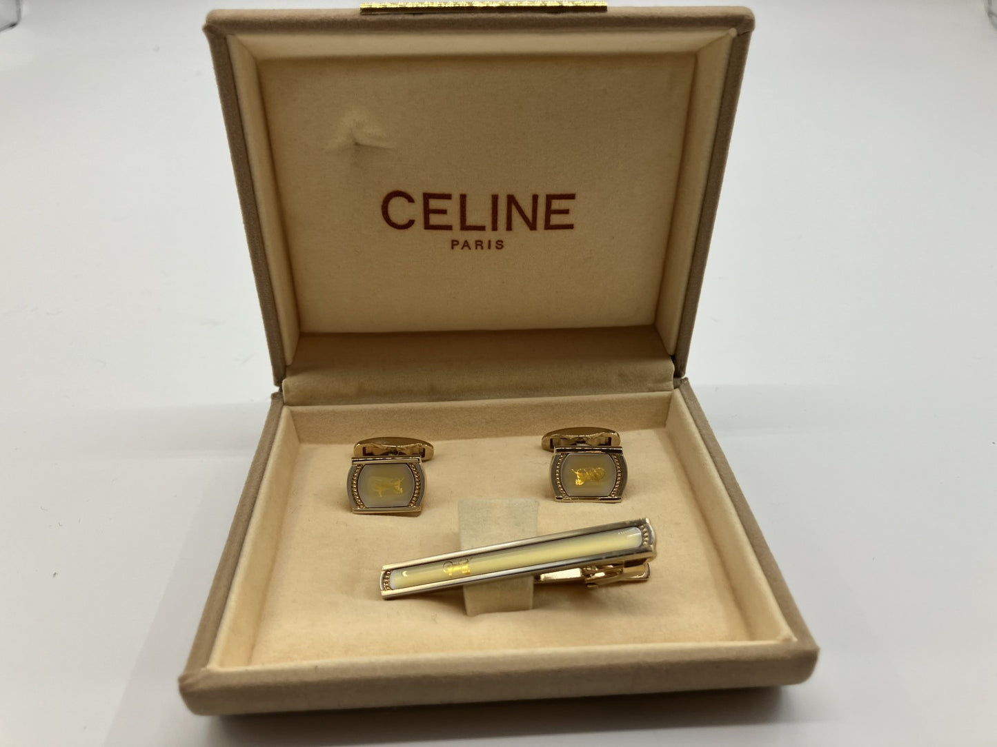 ชุดเข็มกลัดและกระดุมข้อมือ Celine สีทอง พร้อมกล่อง จัดส่งฟรี 