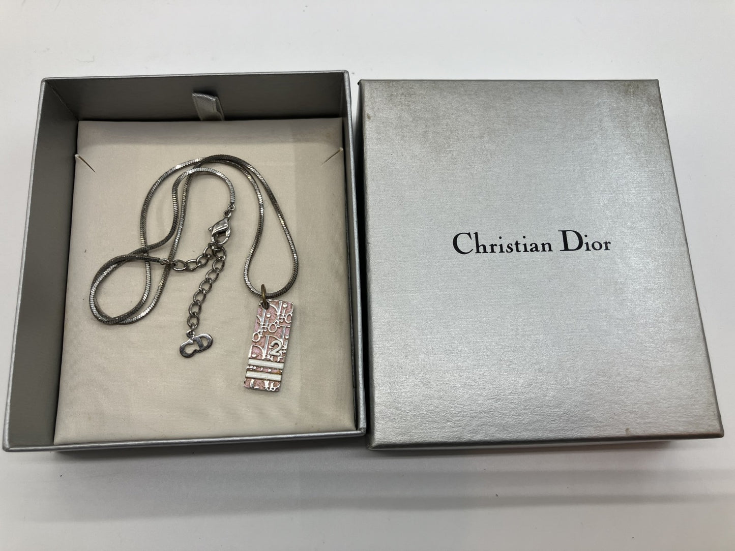 สร้อยคอ Christian Dior ขนาดคอประมาณ 42 ซม. (16.54 นิ้ว) สีชมพู มีกล่อง จัดส่งฟรี 