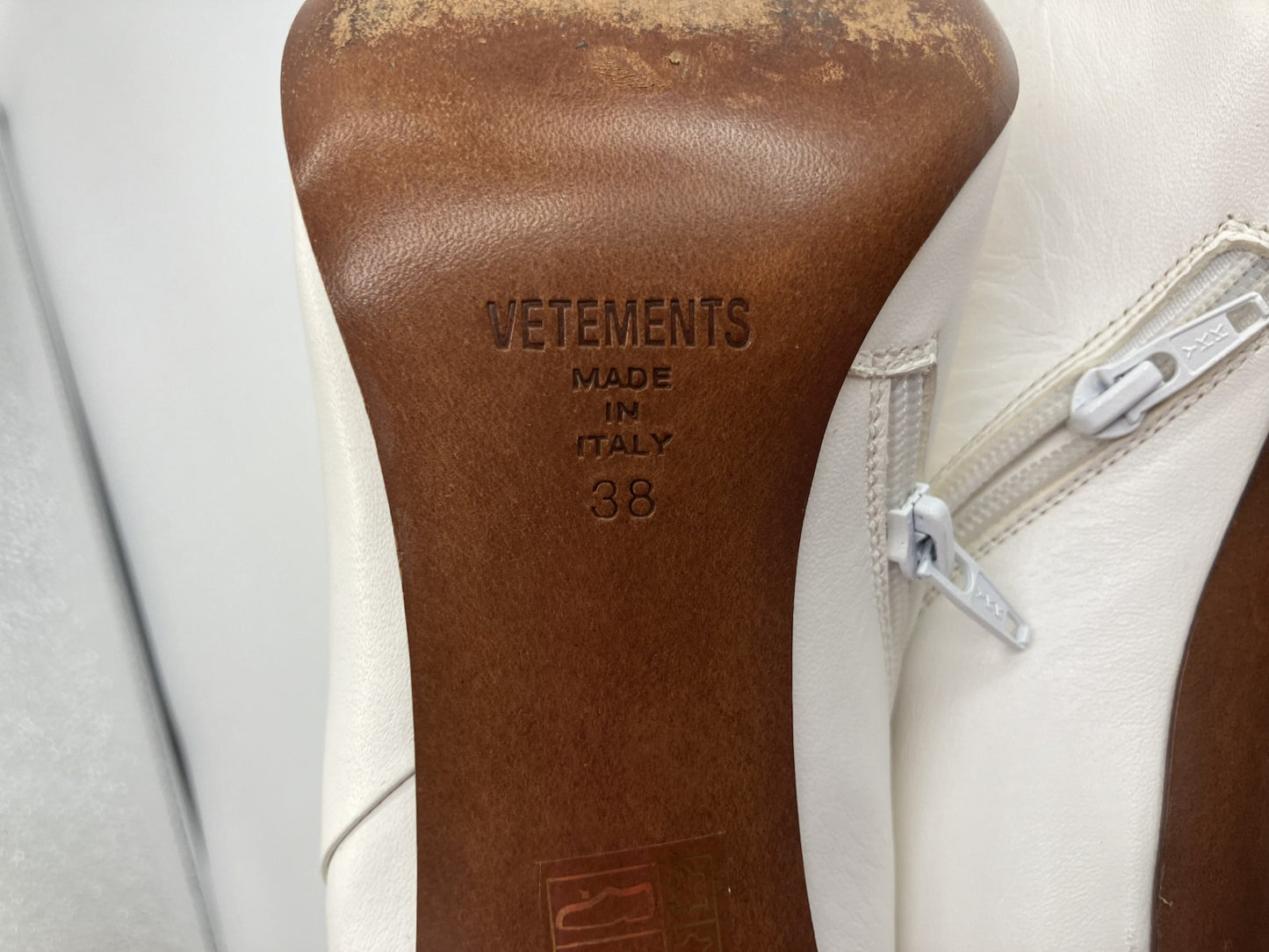 รองเท้าบูทหนังสั้น Vetements ไซส์ 38 (US 7.5) (24.1 ซม.) (9.5 นิ้ว) ส้นสูงสีขาวอ่อนสำหรับผู้หญิง จัดส่งฟรี 