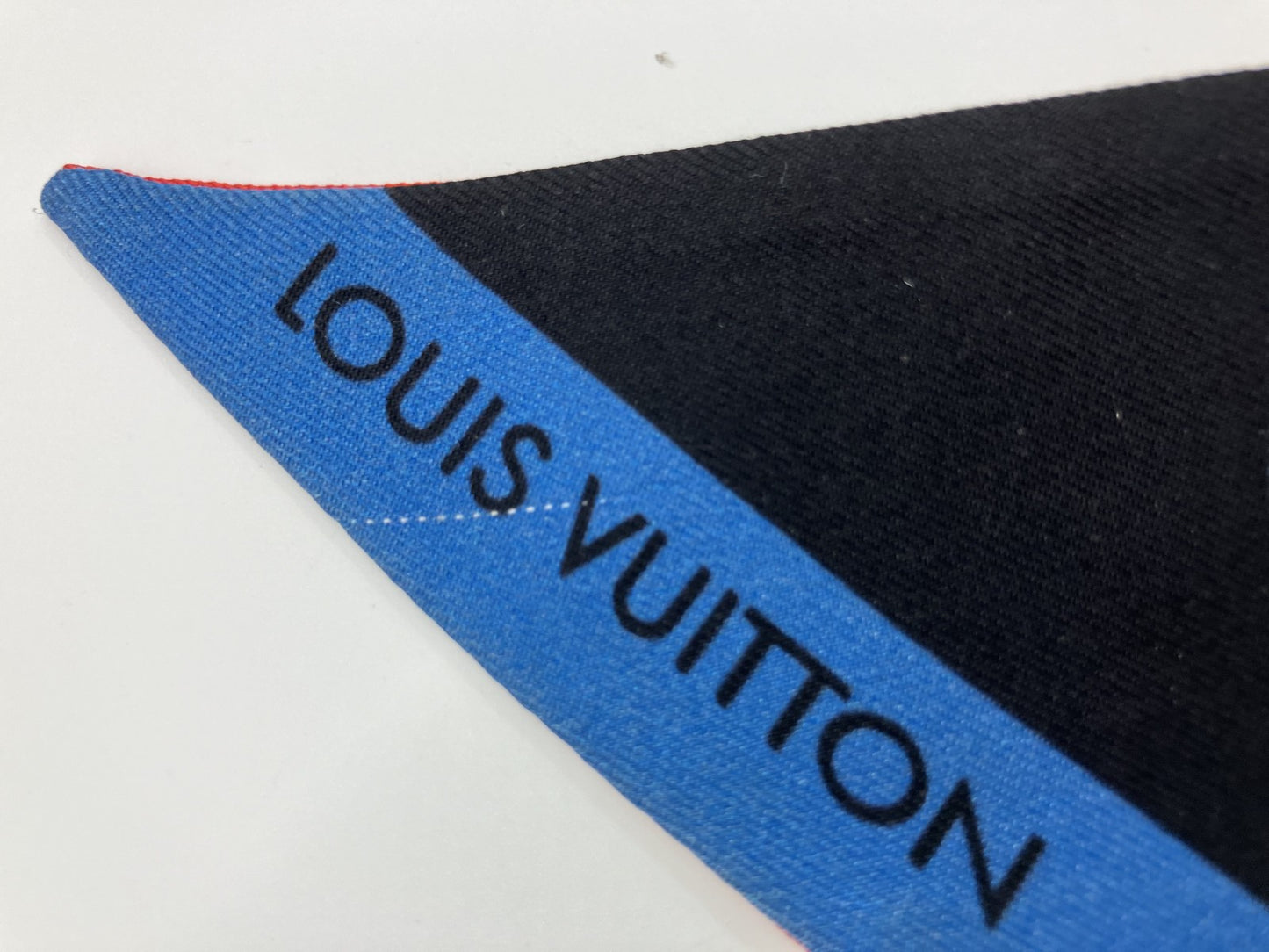 ผ้าพันคอ Louis Vuitton M62746 World Tour BB Bandeau Monogram ผ้าไหม สีแดง x ดำ 120-5 ซม. จัดส่งฟรี 