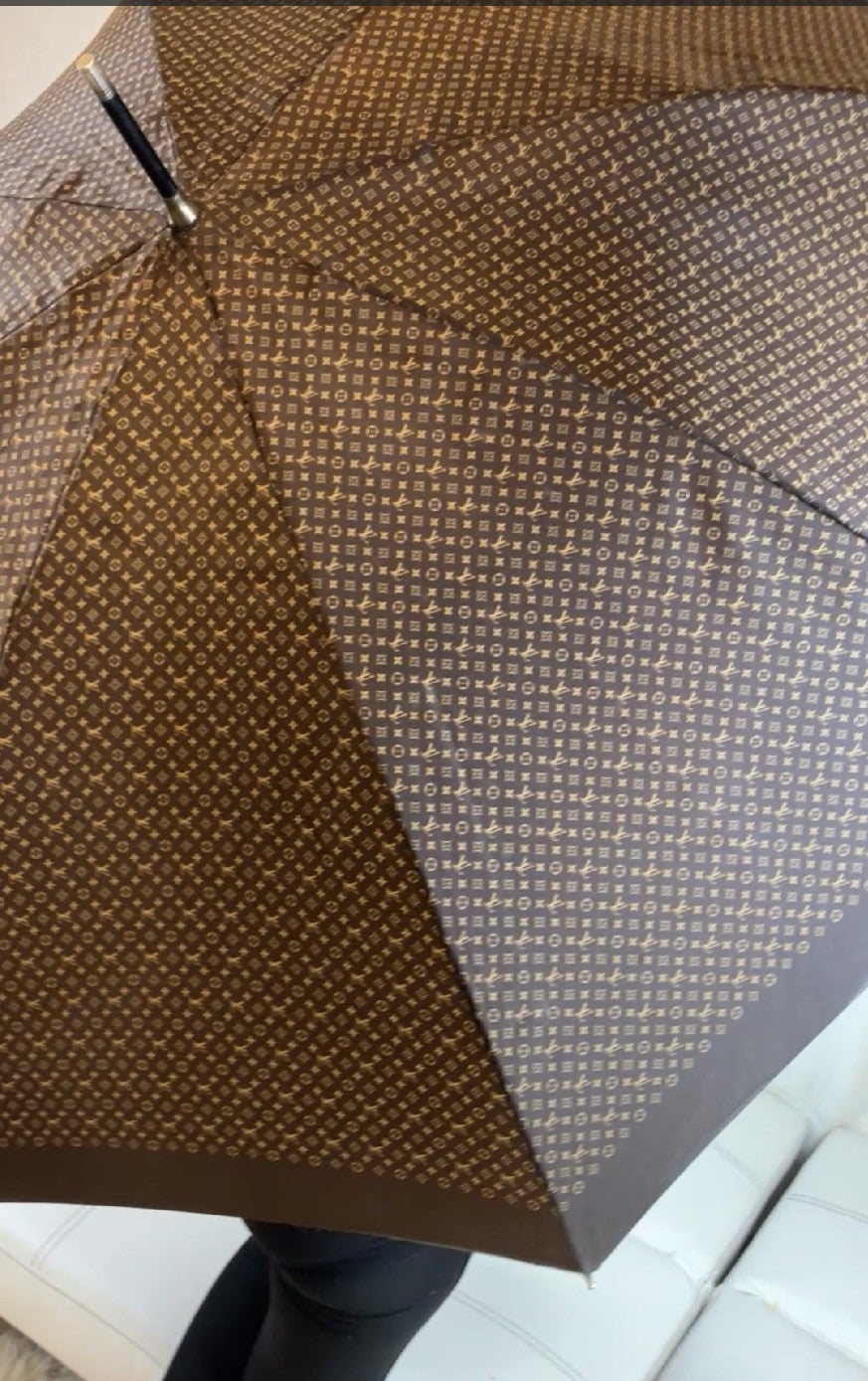 Louis Vuitton Monogram Long Umbrella, Wooden Handle, Made in France, Vintage Umbrella, Men's/Women's, Rain Umbrella, Brown, Louis Vuitton, Shows signs of use, but works well.