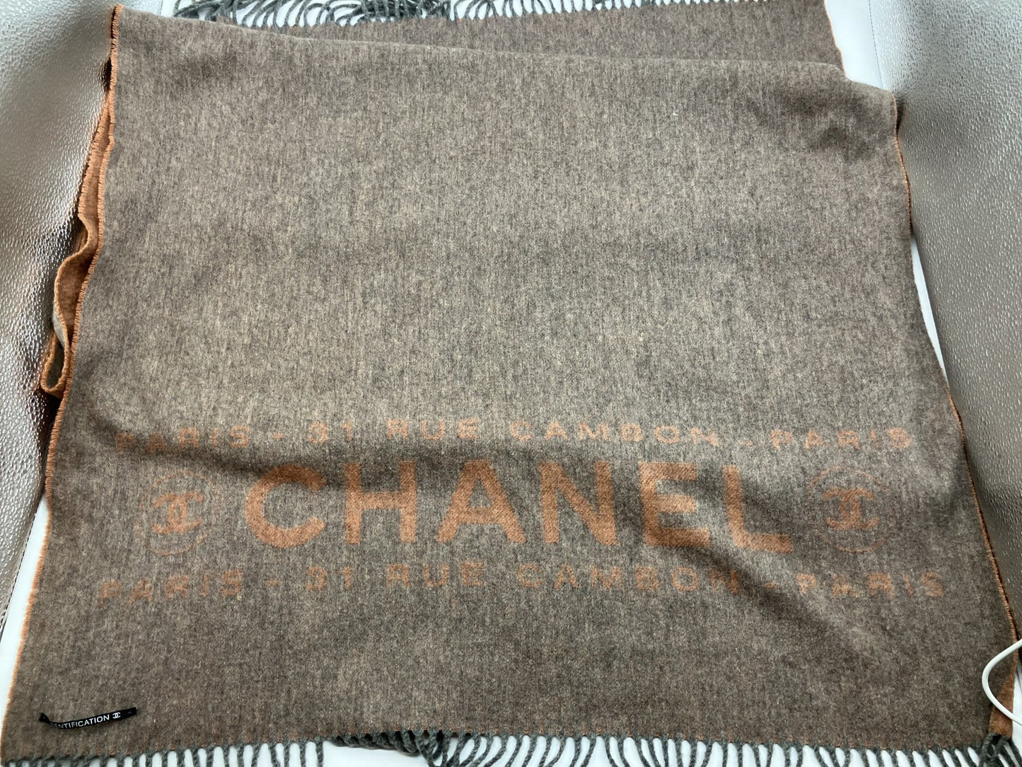 ผ้าพันคอลายโลโก้ Chanel สีเบจ 210 x 72 ซม. (82.68 x 28.35 นิ้ว) จัดส่งฟรี 