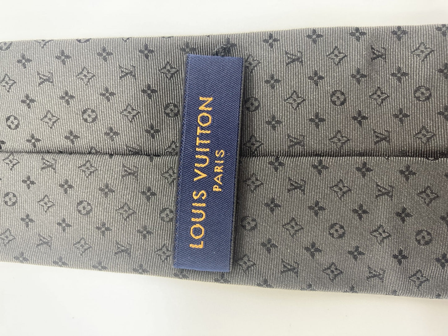 เนคไทผ้าไหมสีเทา Louis Vuitton M75989 Cravate Neo Monogrammissimo MR4262 จัดส่งฟรี 