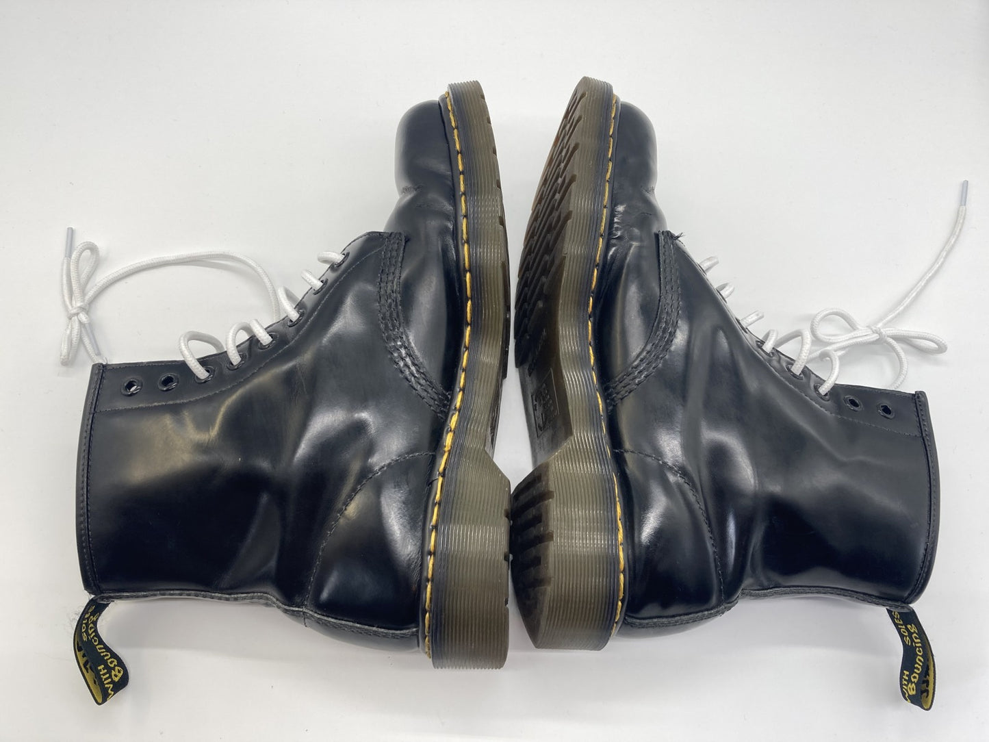 รองเท้าบูท Dr. Martens แบบผูกเชือก 8 รูพร้อมเชือกสำรอง 