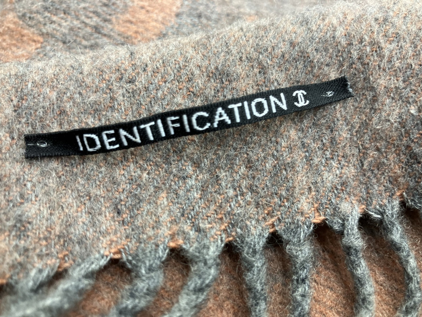 ผ้าพันคอลายโลโก้ Chanel สีเบจ 210 x 72 ซม. (82.68 x 28.35 นิ้ว) จัดส่งฟรี 