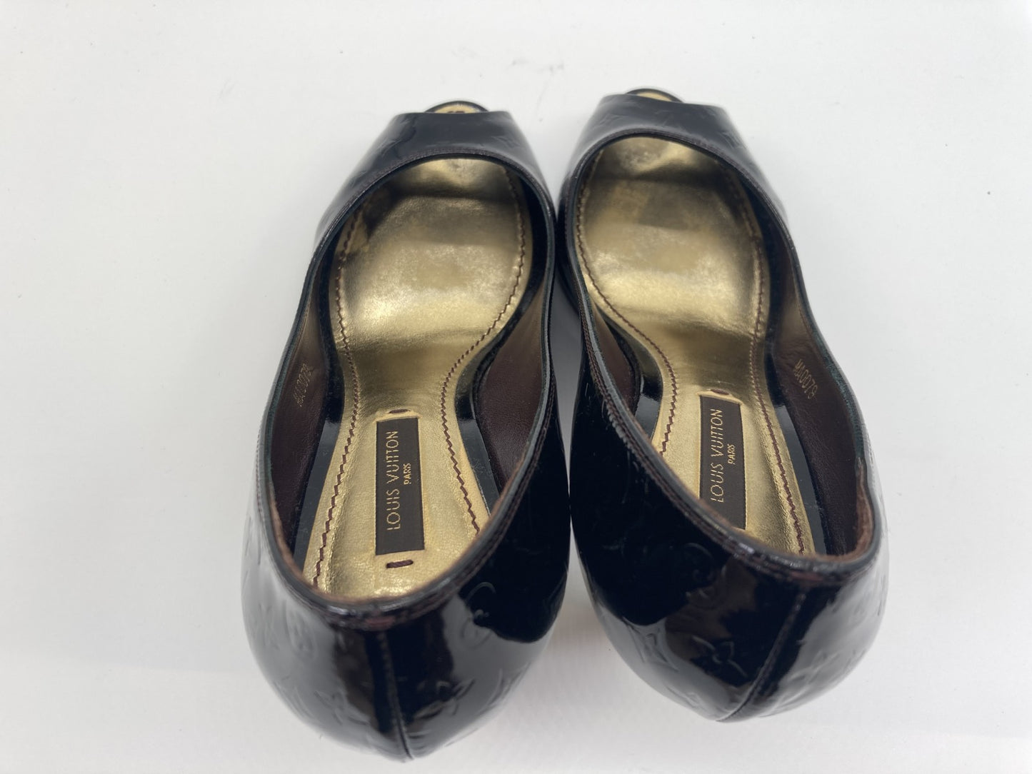 รองเท้าส้นสูงทรงหัวเปิดหนังสิทธิบัตร Louis Vuitton 2009 ไซส์ 35 สำหรับผู้หญิง สีดำ MA0079 กระเป๋าทรงกล่องโมโนแกรม พร้อมบริการยกเปลี่ยนฟรี 