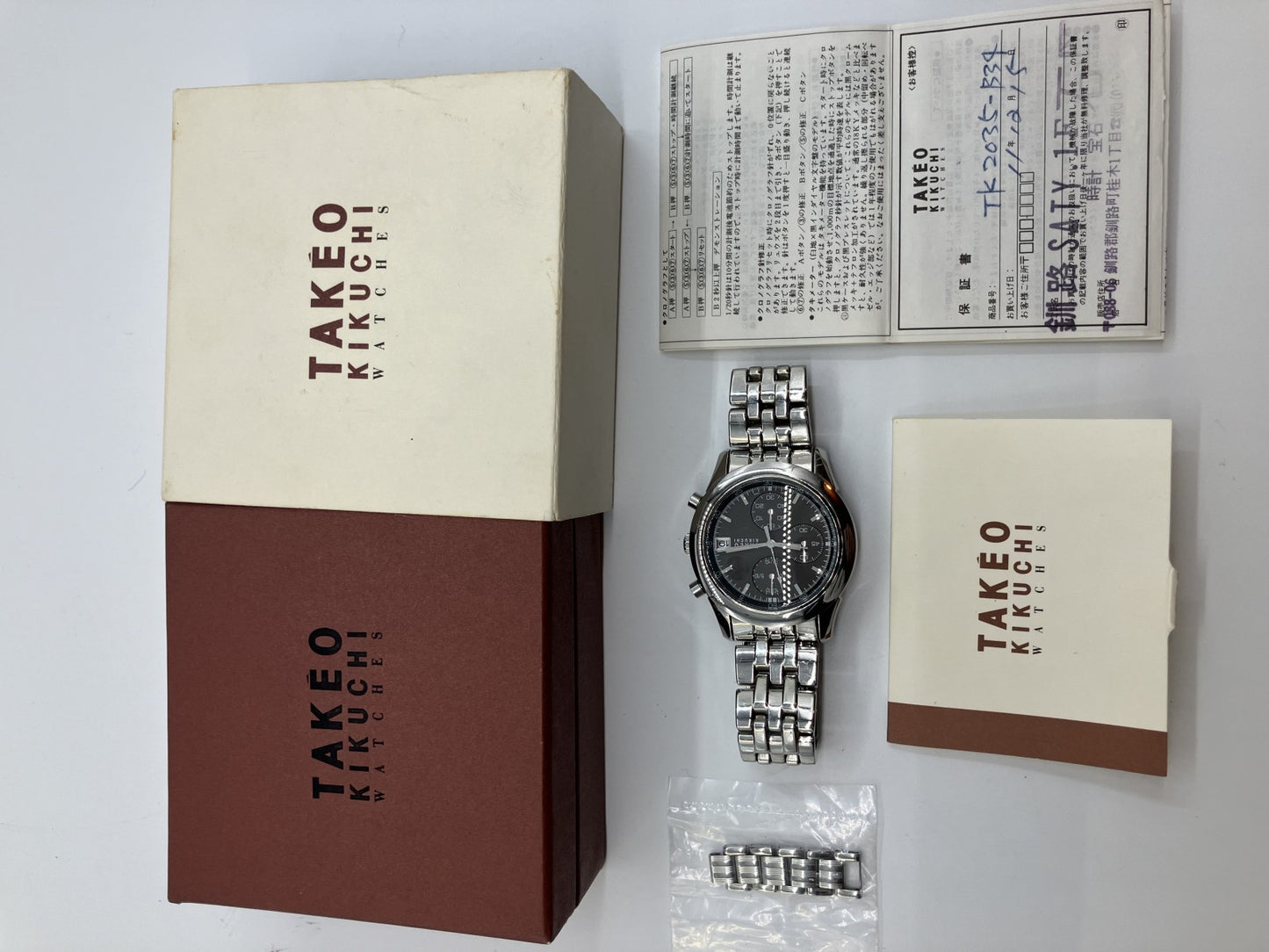 นาฬิกา Takeo Kikuchi Men's QZ Chronograph เปลี่ยนแบตเตอรี่แล้ว ความกว้างตัวเรือนประมาณ 39 มม. เส้นรอบวงข้อมือประมาณ 18 ซม. ข้อเสริม 5 ข้อ รวมกล่อง จัดส่งฟรี 