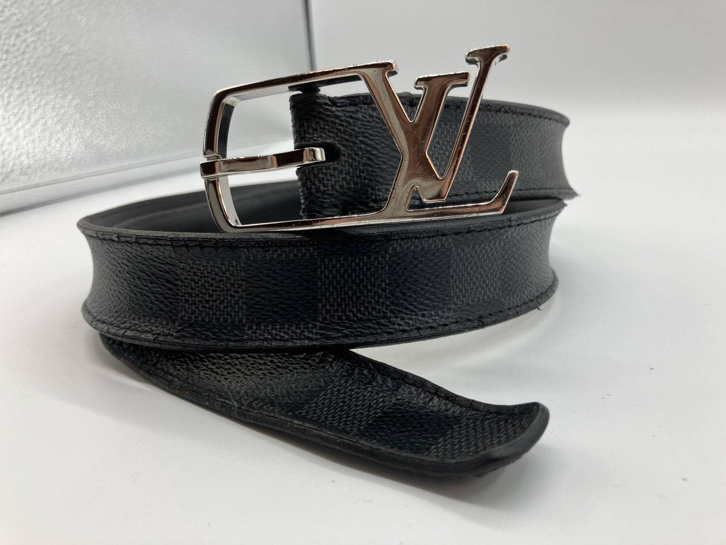 LOUIS VUITTON Santur Initial Damier Graphite Belt M6057V ความยาวรวมประมาณ 106 ซม. ความกว้างประมาณ 3 ซม. สีดำและสีเงิน จัดส่งฟรี 