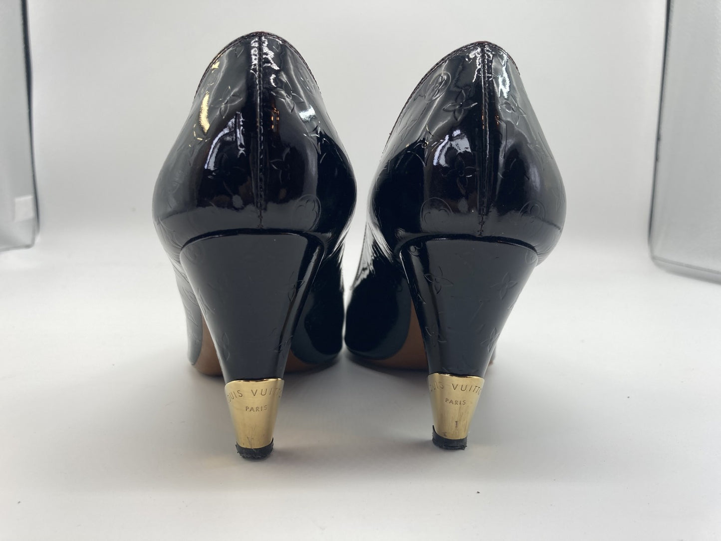รองเท้าส้นสูงทรงหัวเปิดหนังสิทธิบัตร Louis Vuitton 2009 ไซส์ 35 สำหรับผู้หญิง สีดำ MA0079 กระเป๋าทรงกล่องโมโนแกรม พร้อมบริการยกเปลี่ยนฟรี 