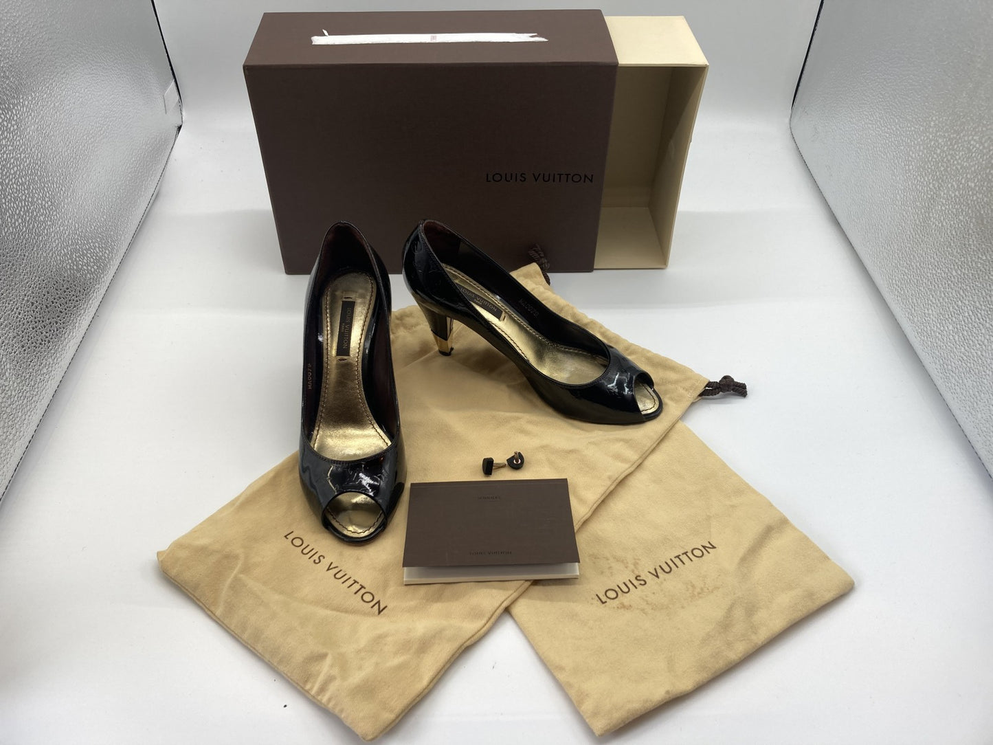 รองเท้าส้นสูงทรงหัวเปิดหนังสิทธิบัตร Louis Vuitton 2009 ไซส์ 35 สำหรับผู้หญิง สีดำ MA0079 กระเป๋าทรงกล่องโมโนแกรม พร้อมบริการยกเปลี่ยนฟรี 