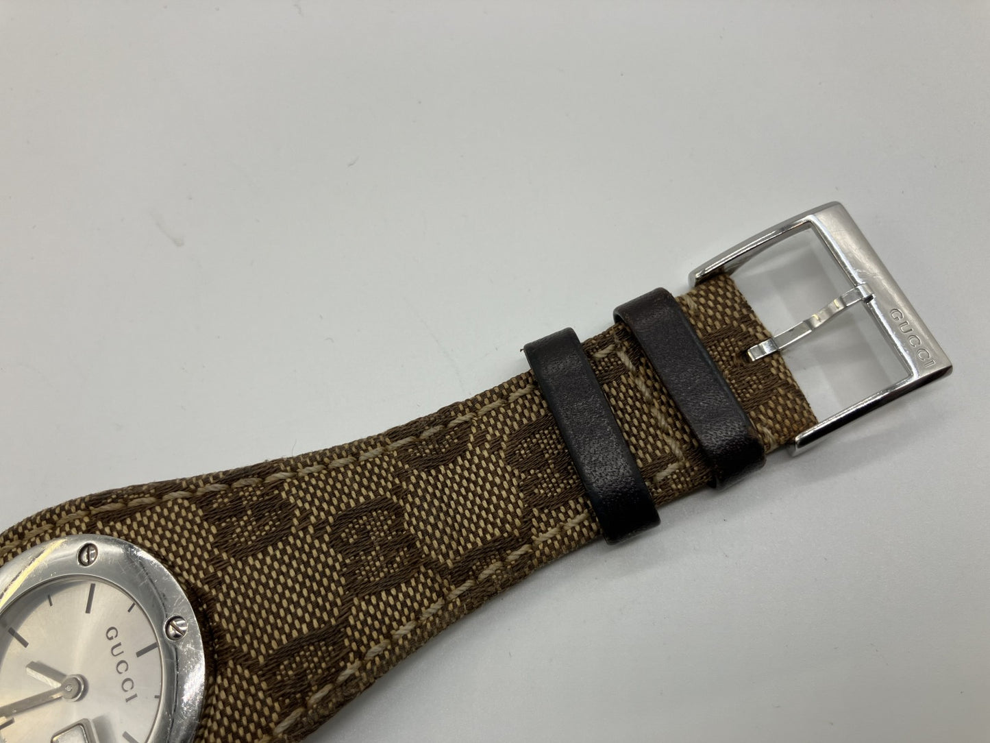 Gucci GG Canvas G Bandeau Ladies Watch หน้าปัดสีเงิน ควอตซ์ สายสำรอง กล่อง เคส พร้อมใบรับประกัน ความกว้างเคสประมาณ 31 มม. เส้นรอบวงแขนประมาณ 17 ซม. จัดส่งฟรี 