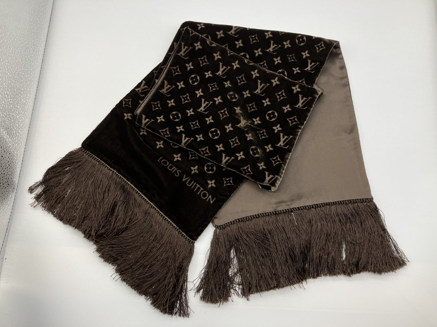 LOUIS VUITTON Scarf, length about 173cm, dark brown, etail monogram lettering,