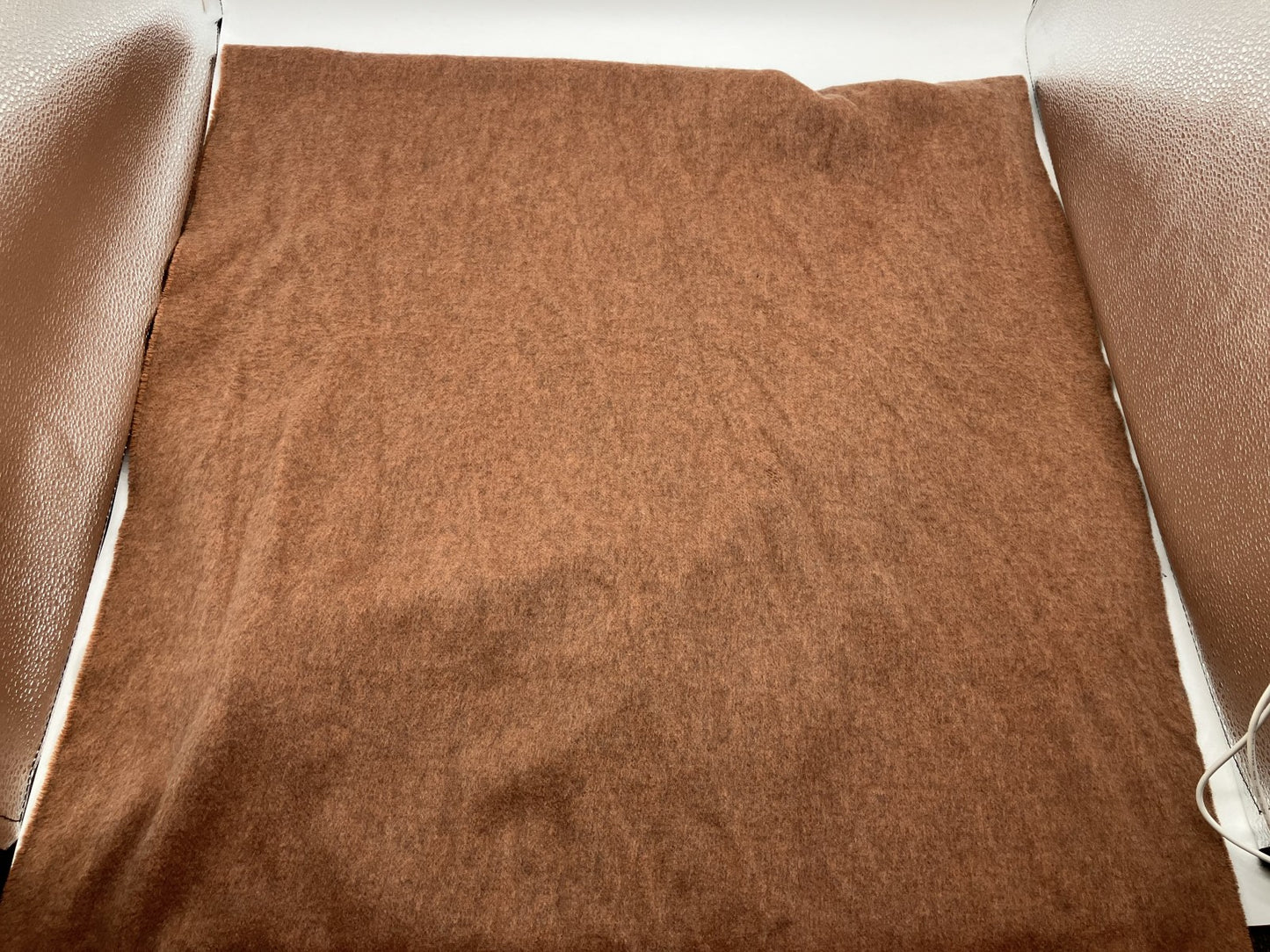 ผ้าพันคอลายโลโก้ Chanel สีเบจ 210 x 72 ซม. (82.68 x 28.35 นิ้ว) จัดส่งฟรี 