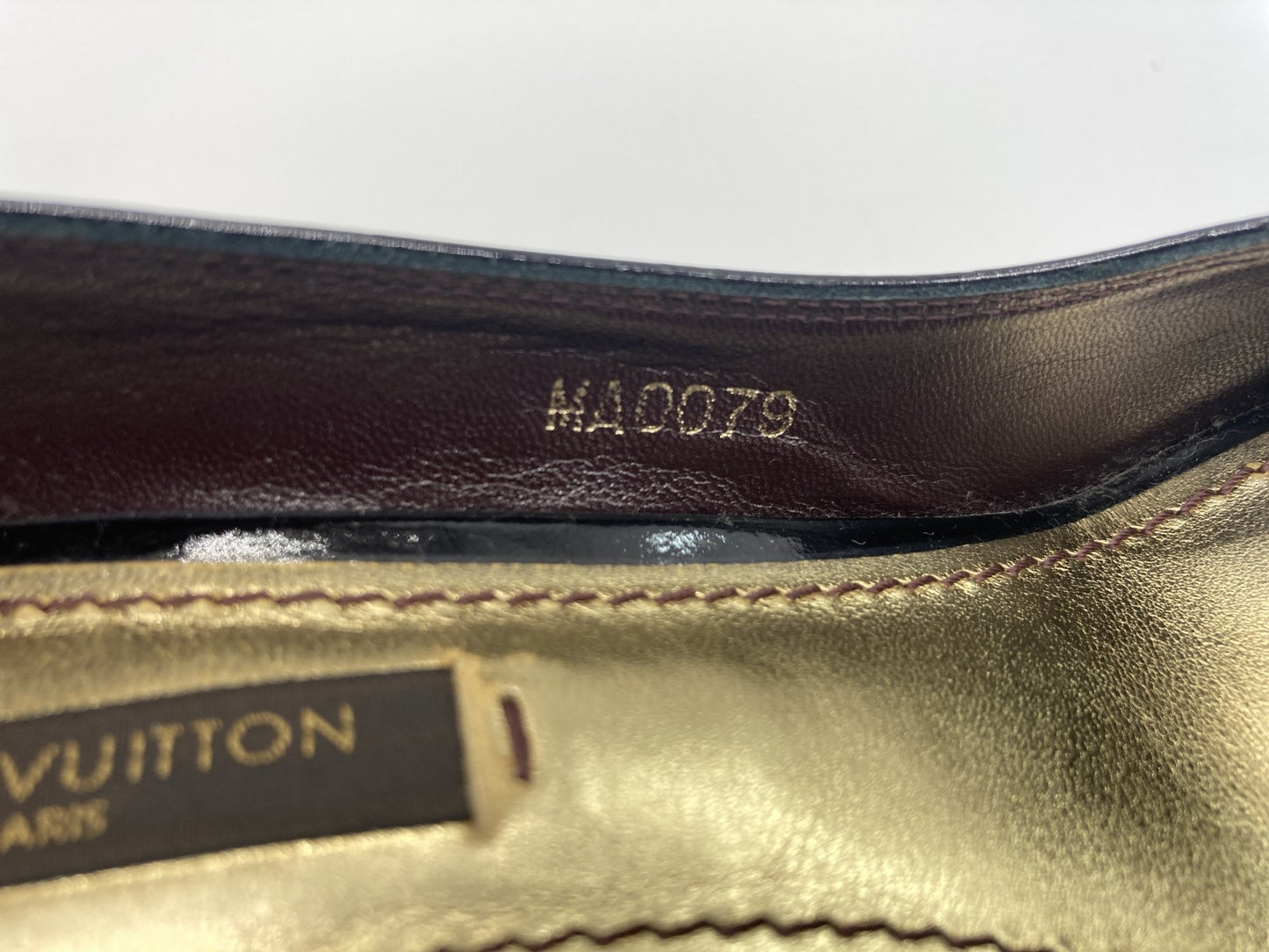 รองเท้าส้นสูงทรงหัวเปิดหนังสิทธิบัตร Louis Vuitton 2009 ไซส์ 35 สำหรับผู้หญิง สีดำ MA0079 กระเป๋าทรงกล่องโมโนแกรม พร้อมบริการยกเปลี่ยนฟรี 