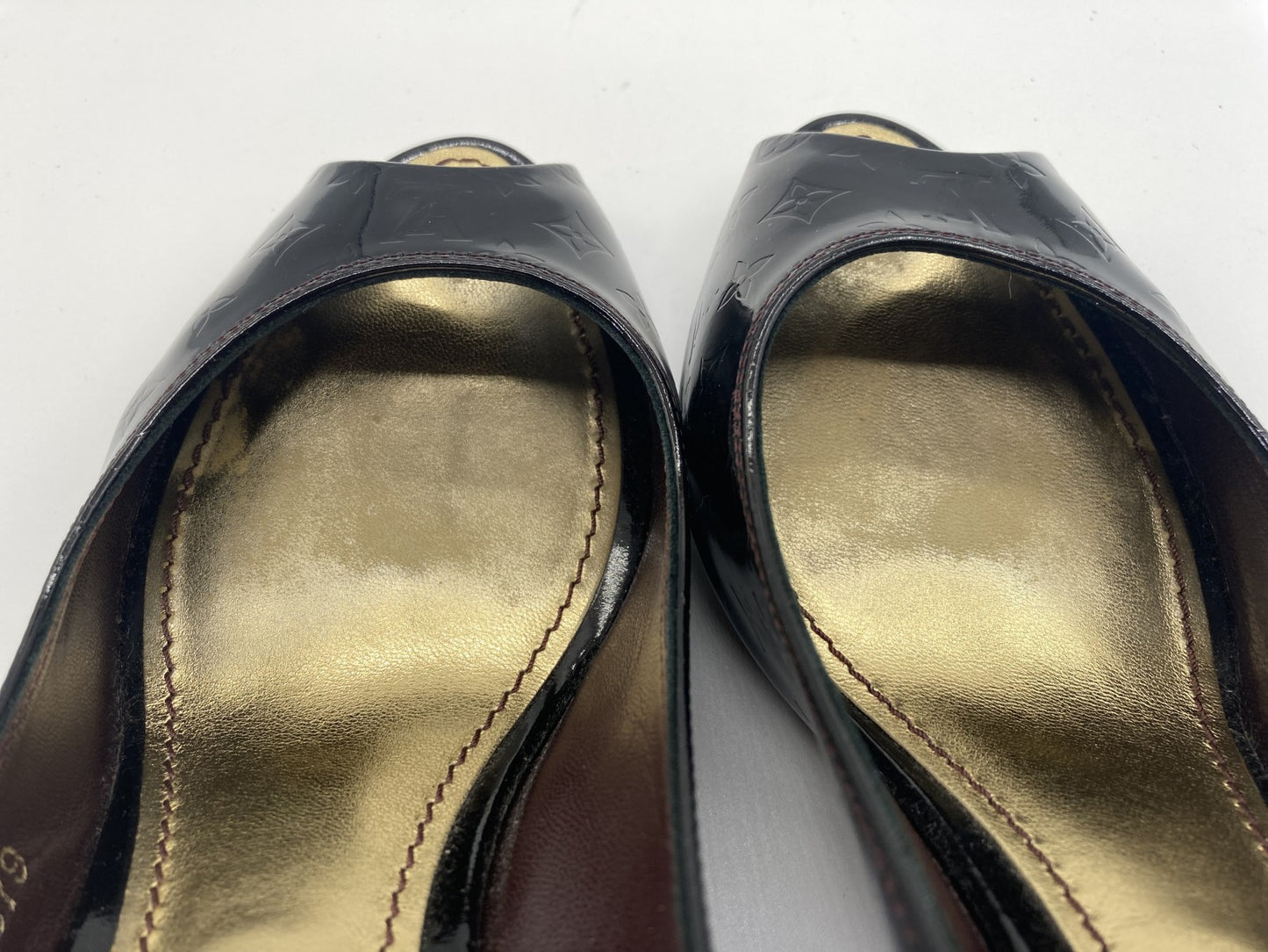 รองเท้าส้นสูงทรงหัวเปิดหนังสิทธิบัตร Louis Vuitton 2009 ไซส์ 35 สำหรับผู้หญิง สีดำ MA0079 กระเป๋าทรงกล่องโมโนแกรม พร้อมบริการยกเปลี่ยนฟรี 