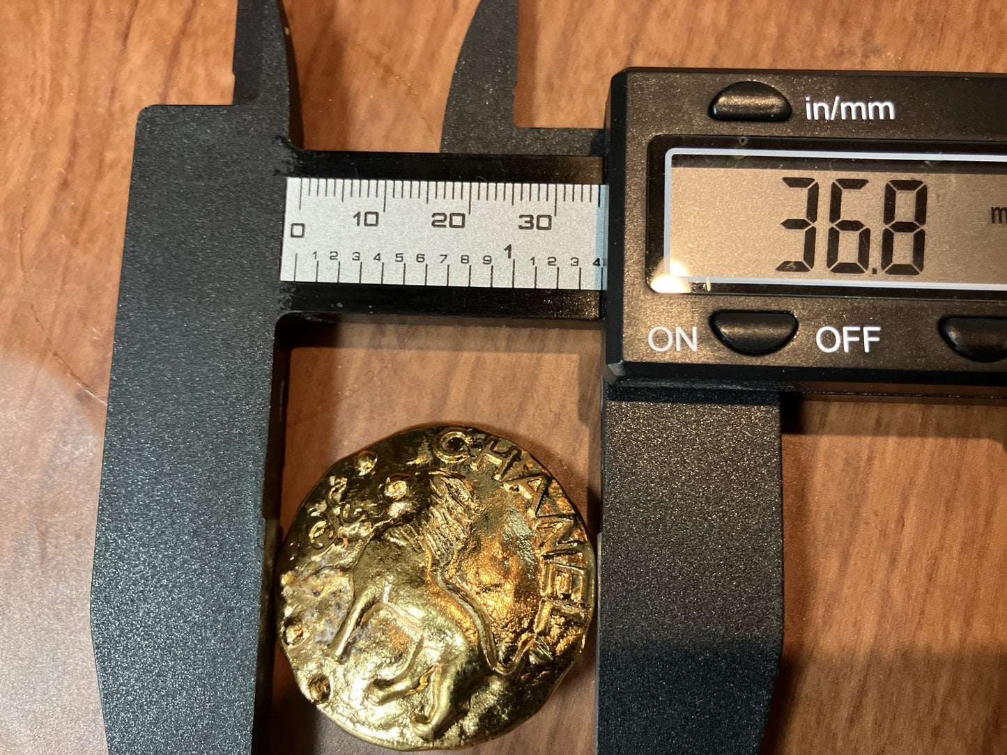 CHANEL 93A Lion Motif Clip Earring Gold Large 3.7cm Single Vintage