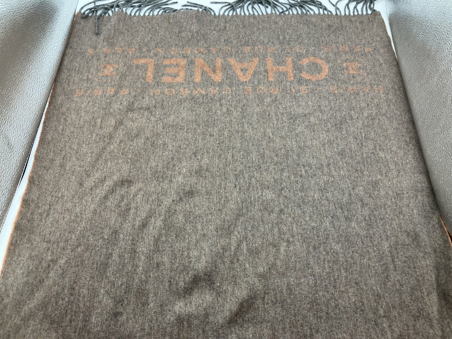 ผ้าพันคอลายโลโก้ Chanel สีเบจ 210 x 72 ซม. (82.68 x 28.35 นิ้ว) จัดส่งฟรี 