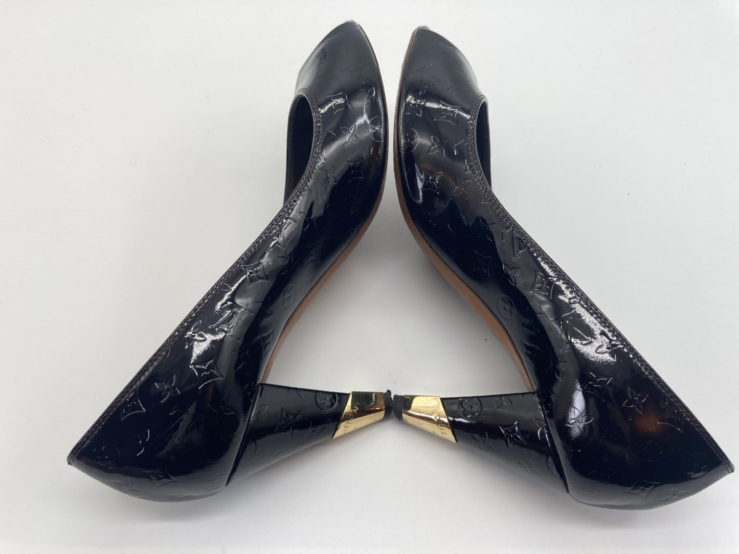 รองเท้าส้นสูงทรงหัวเปิดหนังสิทธิบัตร Louis Vuitton 2009 ไซส์ 35 สำหรับผู้หญิง สีดำ MA0079 กระเป๋าทรงกล่องโมโนแกรม พร้อมบริการยกเปลี่ยนฟรี 