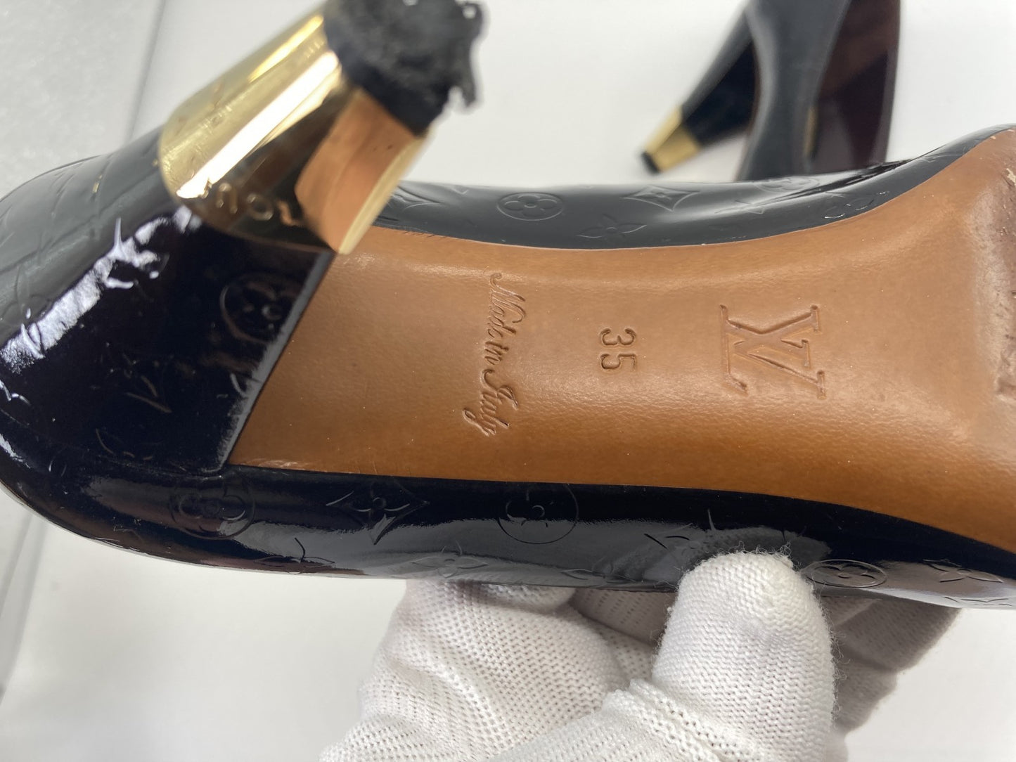 รองเท้าส้นสูงทรงหัวเปิดหนังสิทธิบัตร Louis Vuitton 2009 ไซส์ 35 สำหรับผู้หญิง สีดำ MA0079 กระเป๋าทรงกล่องโมโนแกรม พร้อมบริการยกเปลี่ยนฟรี 