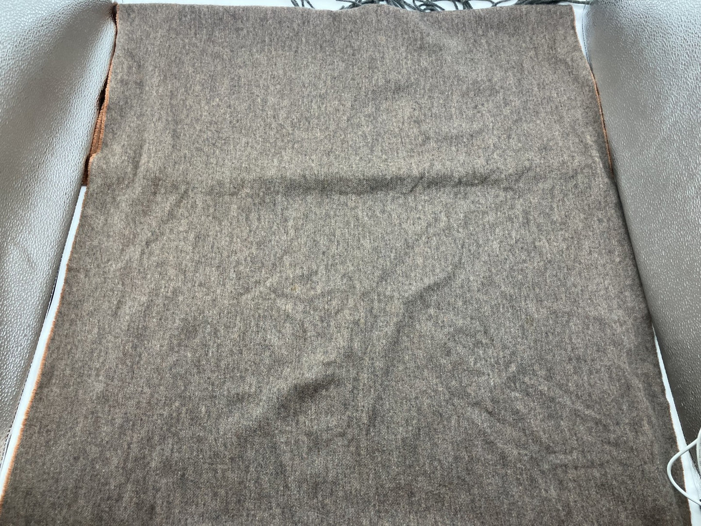 ผ้าพันคอลายโลโก้ Chanel สีเบจ 210 x 72 ซม. (82.68 x 28.35 นิ้ว) จัดส่งฟรี 