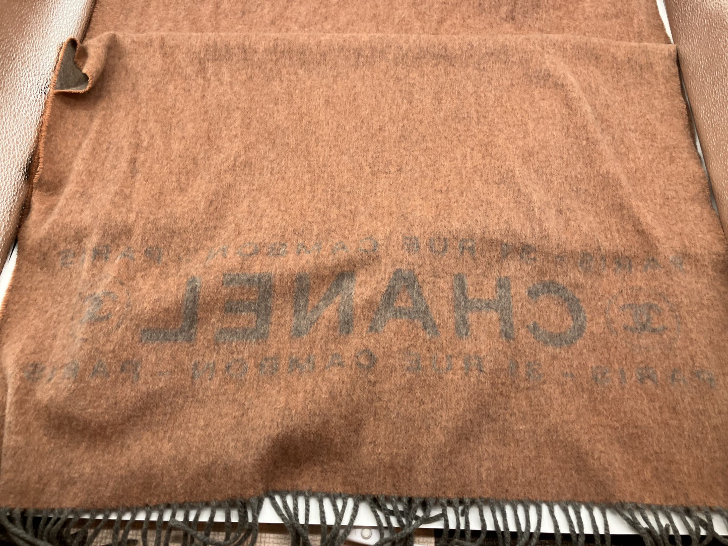 ผ้าพันคอลายโลโก้ Chanel สีเบจ 210 x 72 ซม. (82.68 x 28.35 นิ้ว) จัดส่งฟรี 