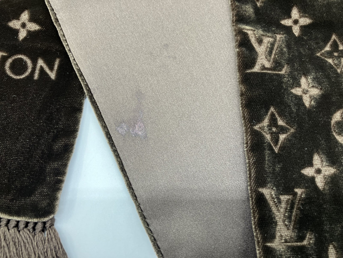 LOUIS VUITTON Scarf, length about 173cm, dark brown, etail monogram lettering,