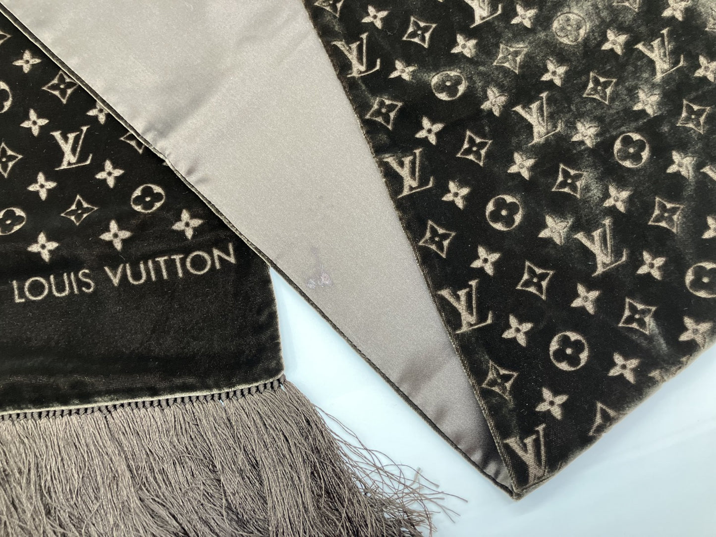 LOUIS VUITTON Scarf, length about 173cm, dark brown, etail monogram lettering,