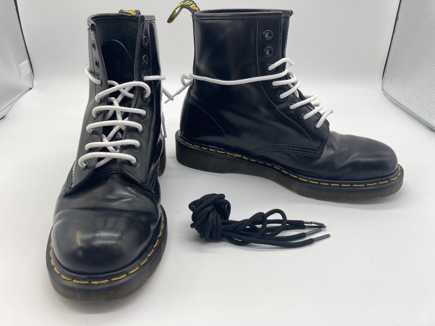 รองเท้าบูท Dr. Martens แบบผูกเชือก 8 รูพร้อมเชือกสำรอง 