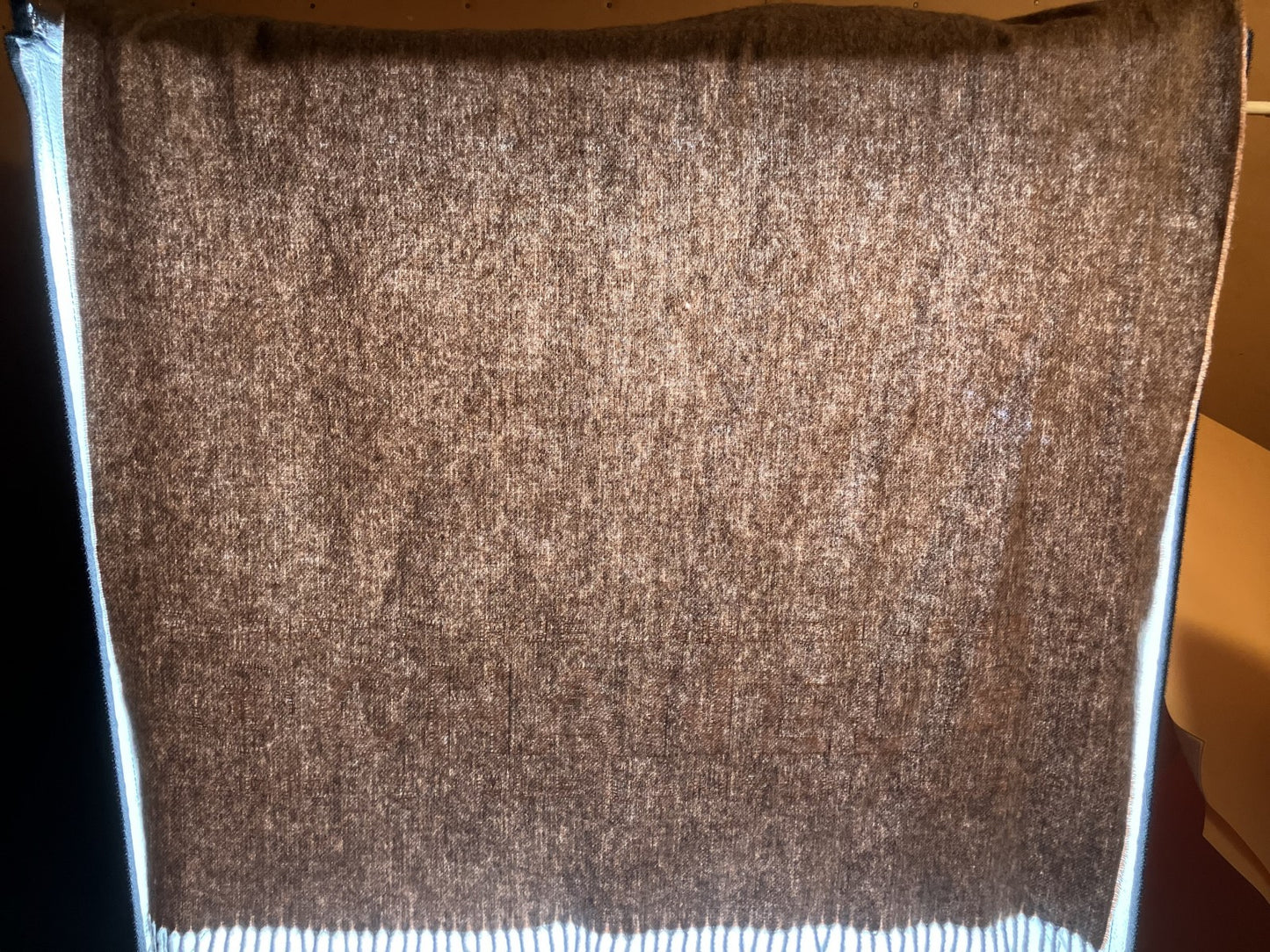 ผ้าพันคอลายโลโก้ Chanel สีเบจ 210 x 72 ซม. (82.68 x 28.35 นิ้ว) จัดส่งฟรี 