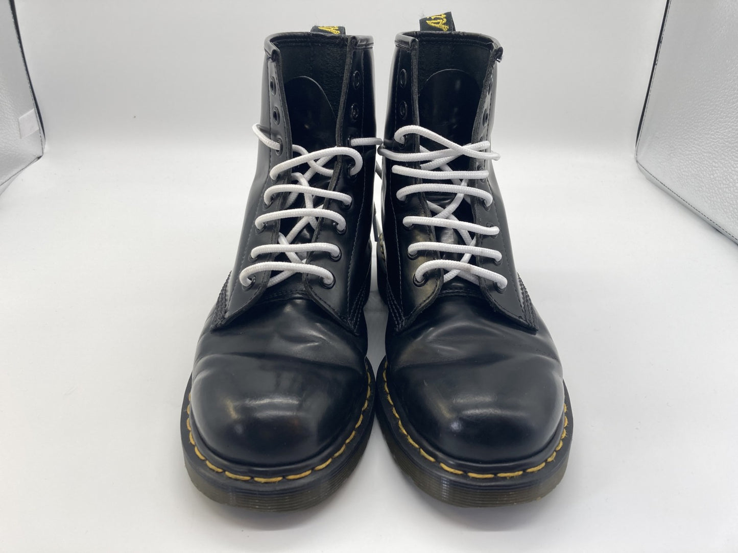 รองเท้าบูท Dr. Martens แบบผูกเชือก 8 รูพร้อมเชือกสำรอง 