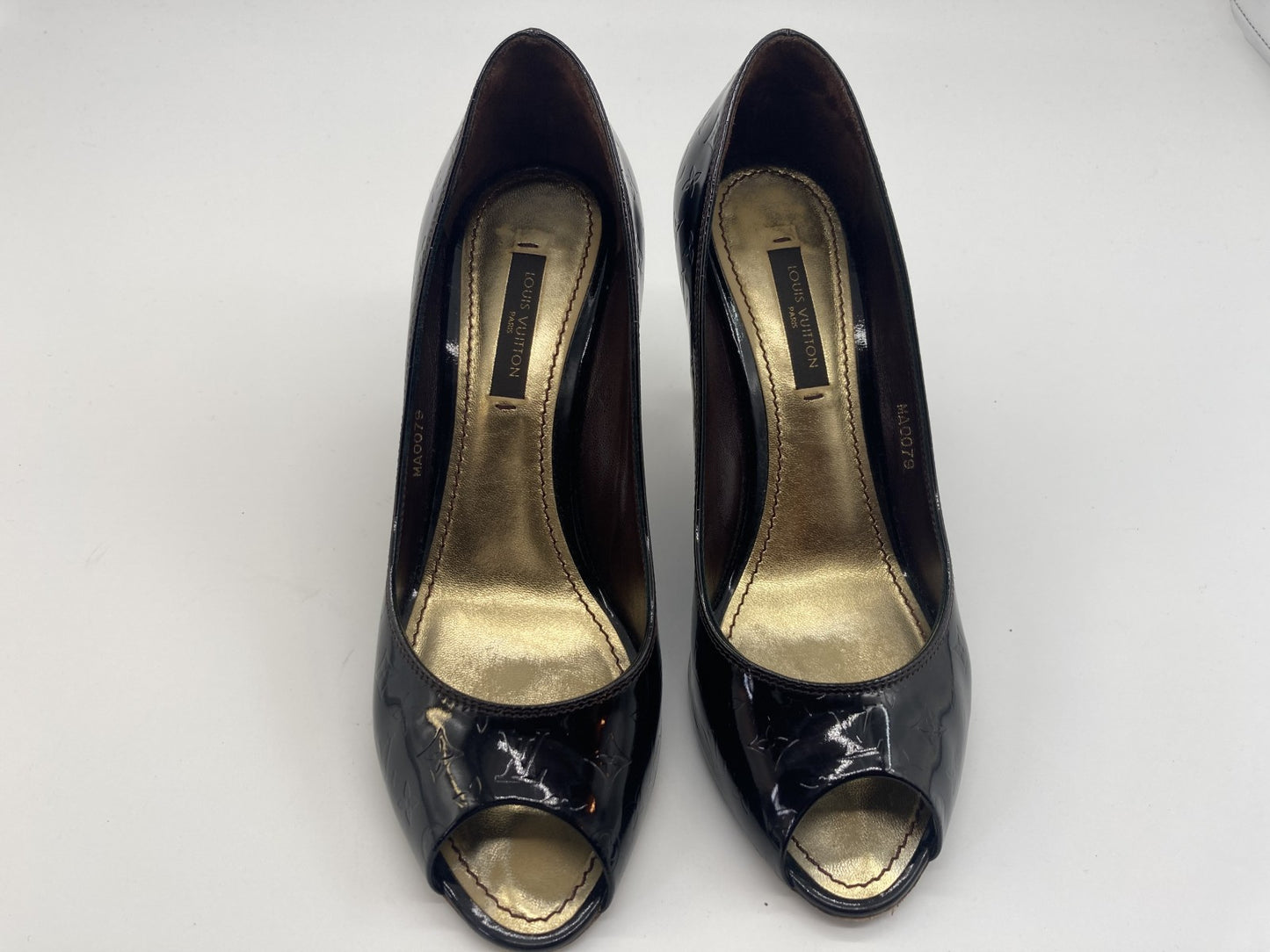 รองเท้าส้นสูงทรงหัวเปิดหนังสิทธิบัตร Louis Vuitton 2009 ไซส์ 35 สำหรับผู้หญิง สีดำ MA0079 กระเป๋าทรงกล่องโมโนแกรม พร้อมบริการยกเปลี่ยนฟรี 