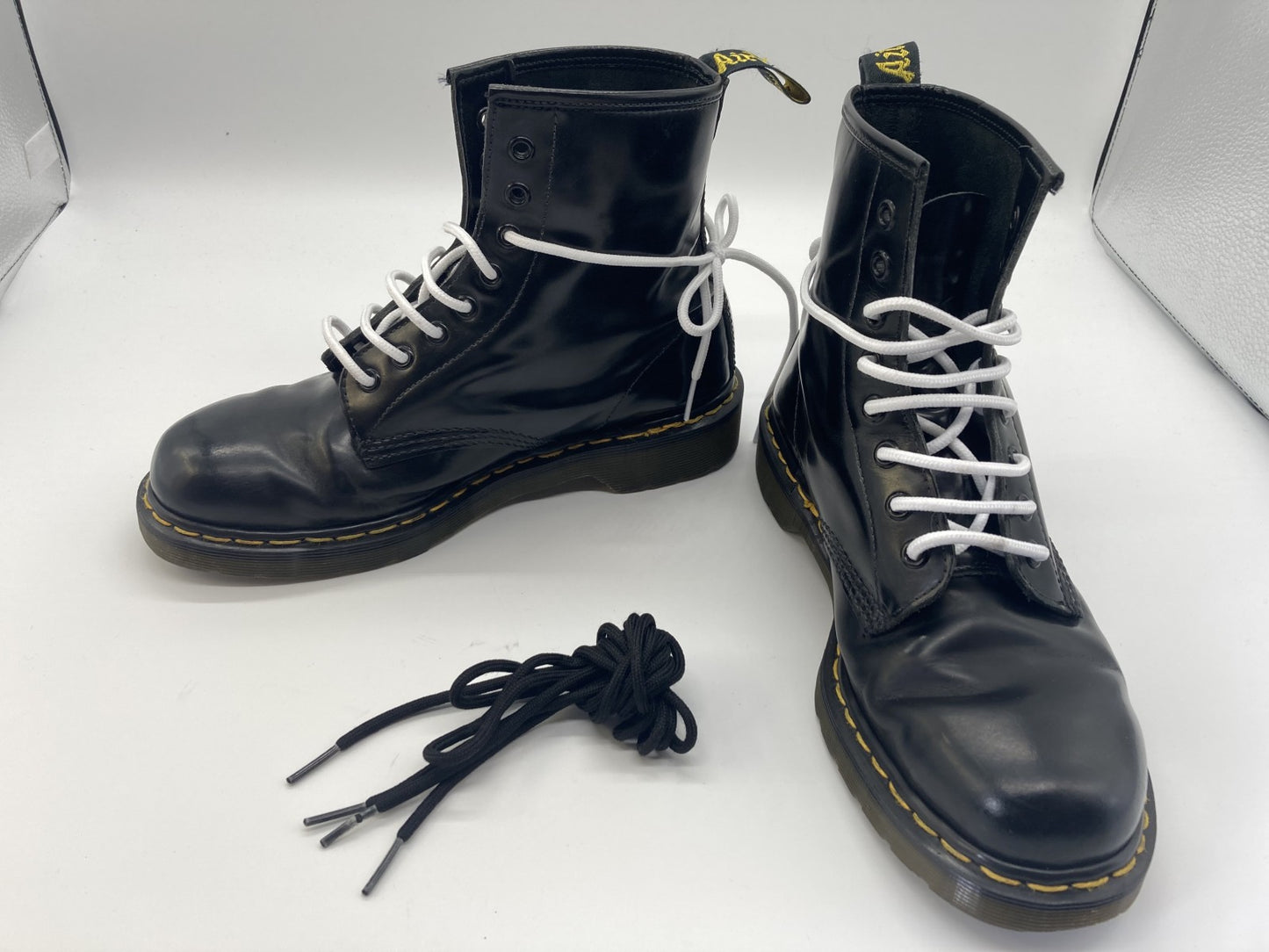 รองเท้าบูท Dr. Martens แบบผูกเชือก 8 รูพร้อมเชือกสำรอง 