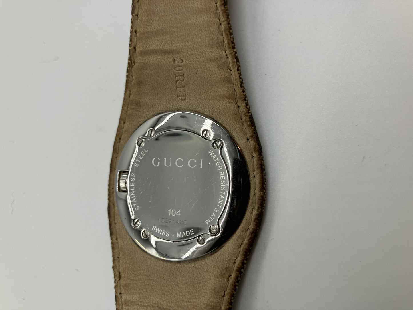 Gucci GG Canvas G Bandeau Ladies Watch หน้าปัดสีเงิน ควอตซ์ สายสำรอง กล่อง เคส พร้อมใบรับประกัน ความกว้างเคสประมาณ 31 มม. เส้นรอบวงแขนประมาณ 17 ซม. จัดส่งฟรี 