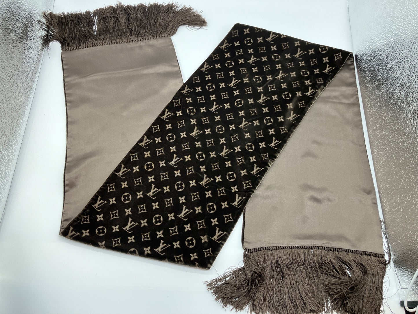 LOUIS VUITTON Scarf, length about 173cm, dark brown, etail monogram lettering,